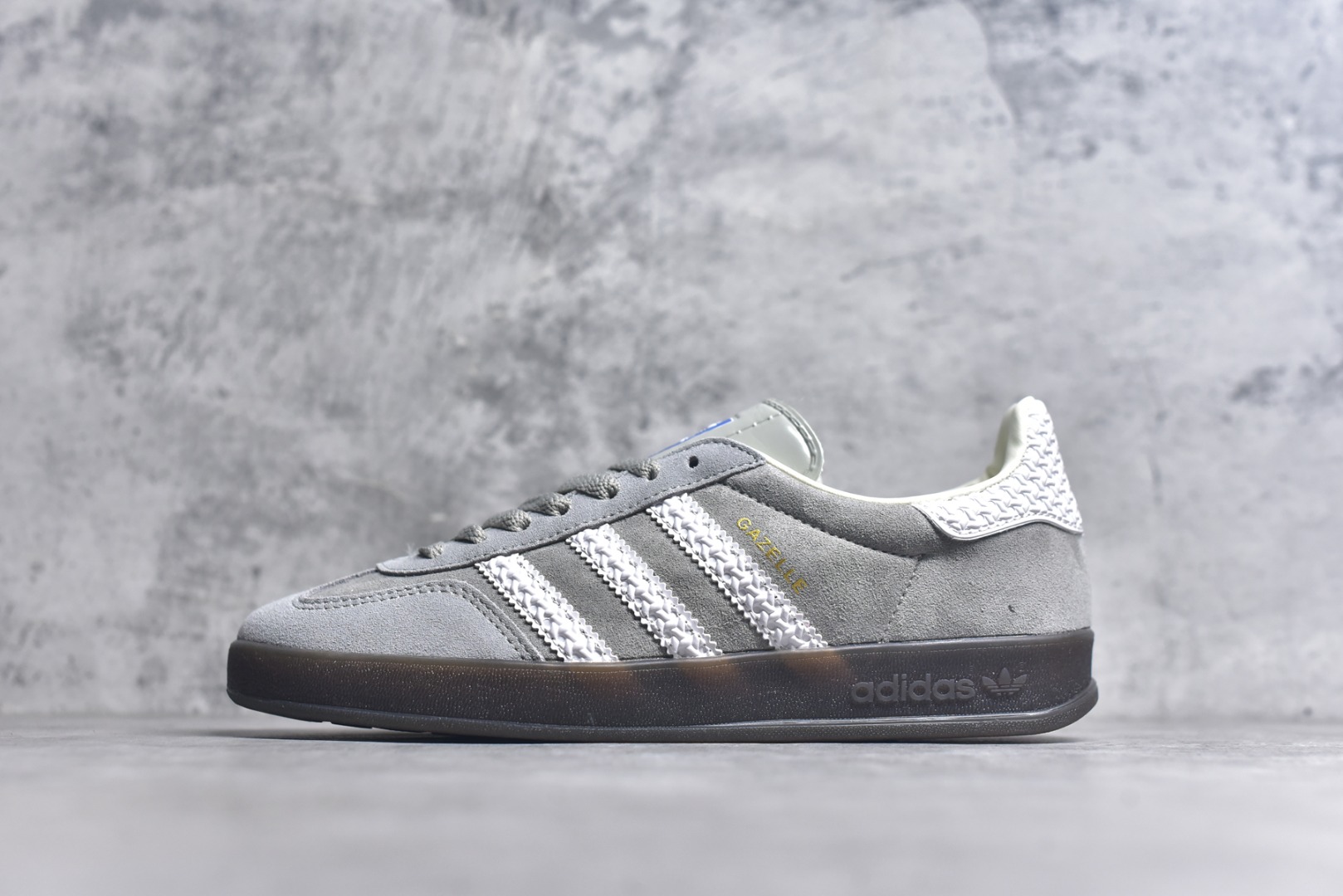 #AD Original Gazelle Indoor Trainers 瞪羚室内鞋系列低帮复古百搭休闲运动德训风板鞋 IF1807 高端零售特供批次 原厂定制长毛翻毛皮组合环保纤维革鞋面材质 内置环保海玻璃鞋垫 外置RB橡胶大底 产品品控稳定性领先行业 原厂全套原楦原纸板冲刀磨具开发 原厂皮料加持 原厂港宝加持定型后跟R度完美 将复古进行到底 简约流畅 三十年不变经典 这款Gazelle运动鞋 无论面料、配色、质感或设计 都只在重现其1991年原款的经典 皮革鞋面 撞色三条纹和鞋跟标的设计 力求呈现90年代的经典复古风潮 Samba火热的同时 也带动了其它的复古鞋型 Gazelle便是其中一只 Gazelle Indoor拥有包边更宽的T字型鞋头 更好的保护运动员的前掌 浓浓的复古氛围感 非常适合现在流行的Cleanfit风格 尺码：36-45-选品中心