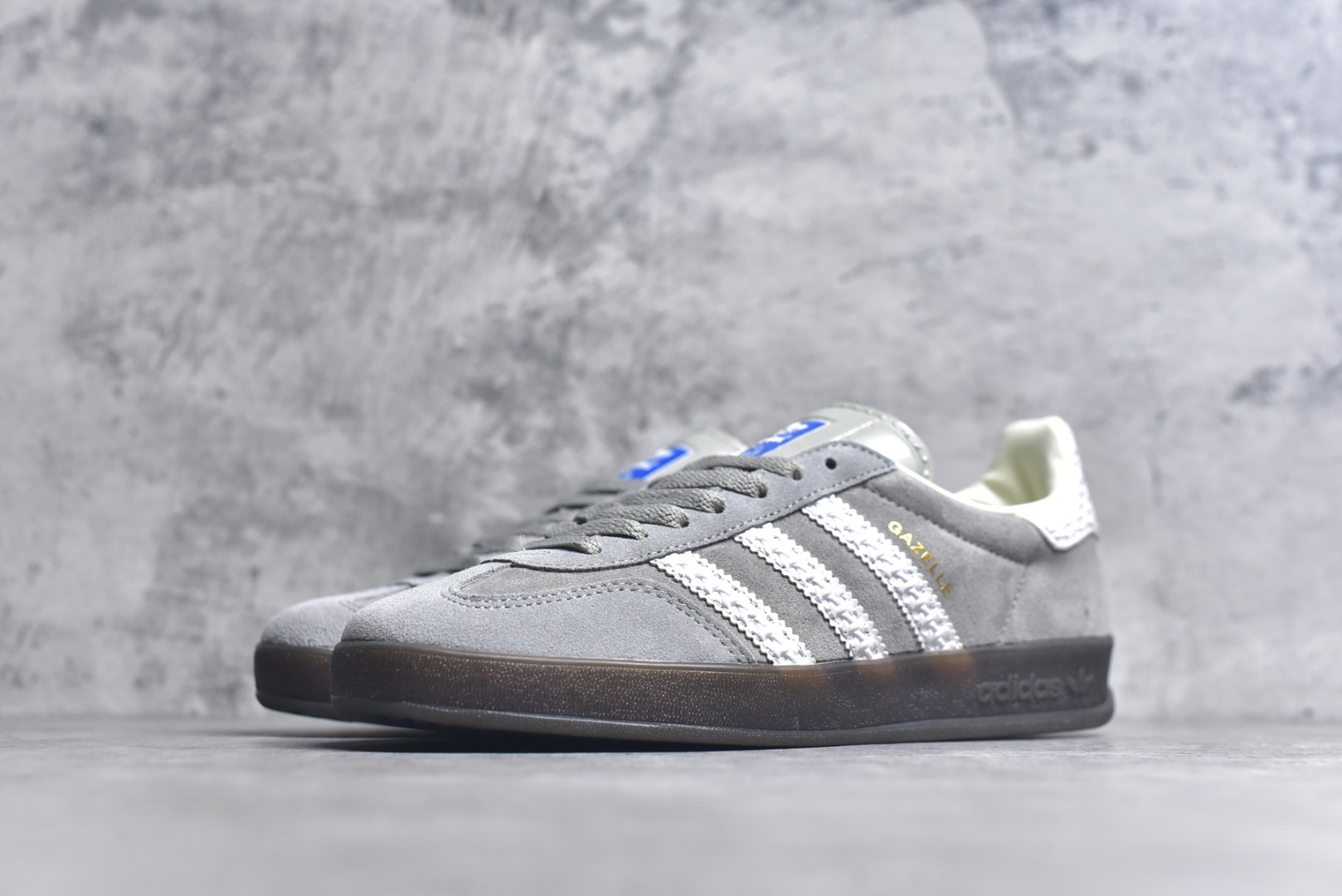 图片[2]-#AD Original Gazelle Indoor Trainers 瞪羚室内鞋系列低帮复古百搭休闲运动德训风板鞋 IF1807 高端零售特供批次 原厂定制长毛翻毛皮组合环保纤维革鞋面材质 内置环保海玻璃鞋垫 外置RB橡胶大底 产品品控稳定性领先行业 原厂全套原楦原纸板冲刀磨具开发 原厂皮料加持 原厂港宝加持定型后跟R度完美 将复古进行到底 简约流畅 三十年不变经典 这款Gazelle运动鞋 无论面料、配色、质感或设计 都只在重现其1991年原款的经典 皮革鞋面 撞色三条纹和鞋跟标的设计 力求呈现90年代的经典复古风潮 Samba火热的同时 也带动了其它的复古鞋型 Gazelle便是其中一只 Gazelle Indoor拥有包边更宽的T字型鞋头 更好的保护运动员的前掌 浓浓的复古氛围感 非常适合现在流行的Cleanfit风格 尺码：36-45-选品中心