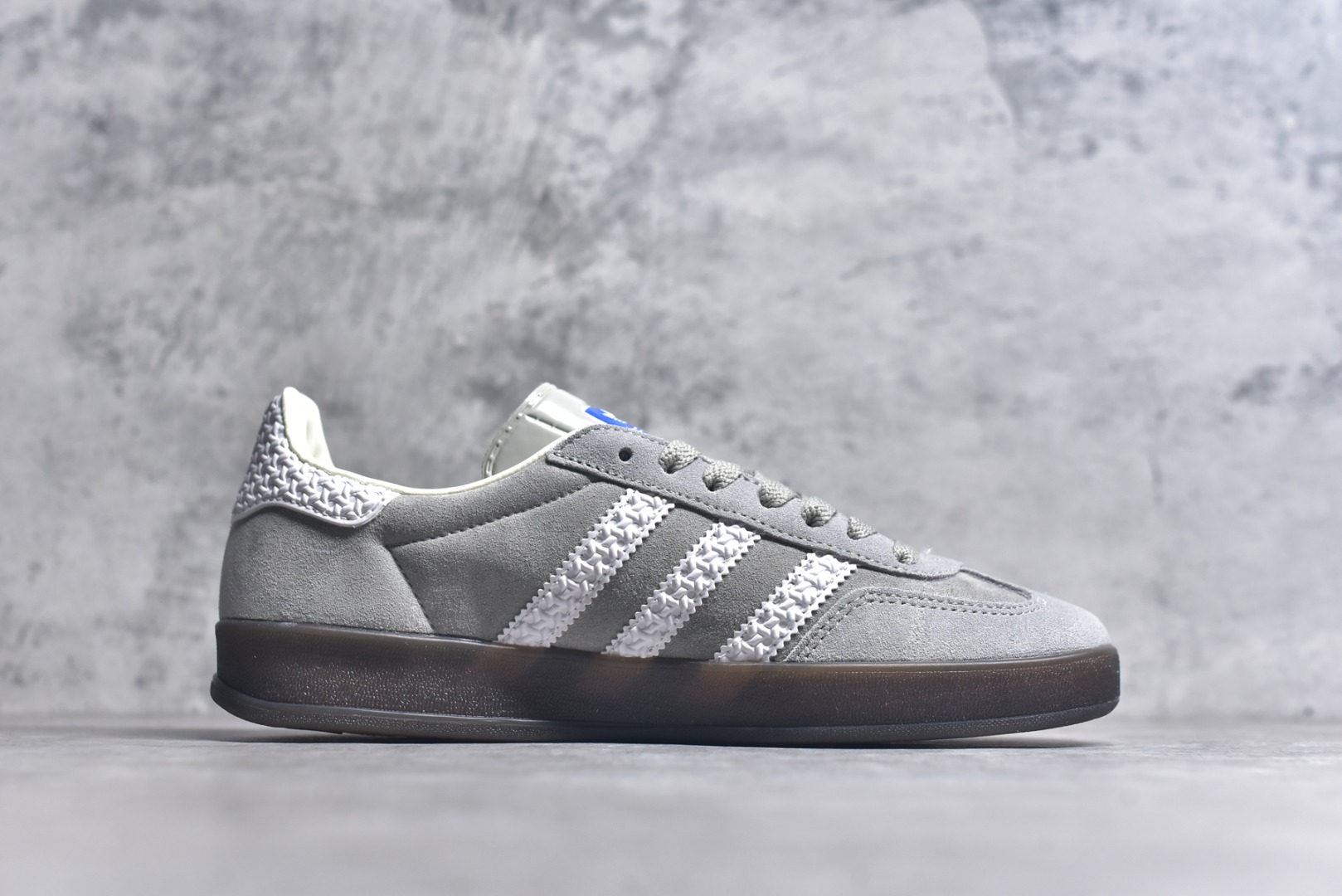 图片[3]-#AD Original Gazelle Indoor Trainers 瞪羚室内鞋系列低帮复古百搭休闲运动德训风板鞋 IF1807 高端零售特供批次 原厂定制长毛翻毛皮组合环保纤维革鞋面材质 内置环保海玻璃鞋垫 外置RB橡胶大底 产品品控稳定性领先行业 原厂全套原楦原纸板冲刀磨具开发 原厂皮料加持 原厂港宝加持定型后跟R度完美 将复古进行到底 简约流畅 三十年不变经典 这款Gazelle运动鞋 无论面料、配色、质感或设计 都只在重现其1991年原款的经典 皮革鞋面 撞色三条纹和鞋跟标的设计 力求呈现90年代的经典复古风潮 Samba火热的同时 也带动了其它的复古鞋型 Gazelle便是其中一只 Gazelle Indoor拥有包边更宽的T字型鞋头 更好的保护运动员的前掌 浓浓的复古氛围感 非常适合现在流行的Cleanfit风格 尺码：36-45-选品中心