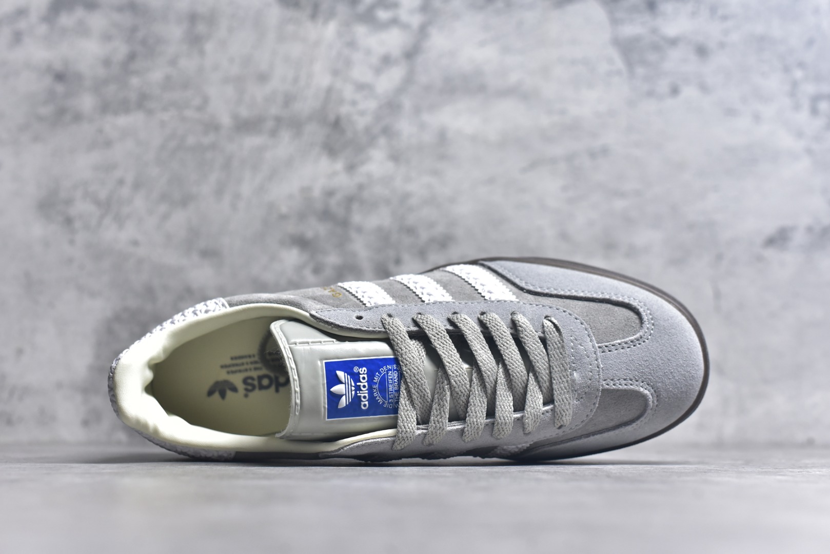 图片[4]-#AD Original Gazelle Indoor Trainers 瞪羚室内鞋系列低帮复古百搭休闲运动德训风板鞋 IF1807 高端零售特供批次 原厂定制长毛翻毛皮组合环保纤维革鞋面材质 内置环保海玻璃鞋垫 外置RB橡胶大底 产品品控稳定性领先行业 原厂全套原楦原纸板冲刀磨具开发 原厂皮料加持 原厂港宝加持定型后跟R度完美 将复古进行到底 简约流畅 三十年不变经典 这款Gazelle运动鞋 无论面料、配色、质感或设计 都只在重现其1991年原款的经典 皮革鞋面 撞色三条纹和鞋跟标的设计 力求呈现90年代的经典复古风潮 Samba火热的同时 也带动了其它的复古鞋型 Gazelle便是其中一只 Gazelle Indoor拥有包边更宽的T字型鞋头 更好的保护运动员的前掌 浓浓的复古氛围感 非常适合现在流行的Cleanfit风格 尺码：36-45-选品中心
