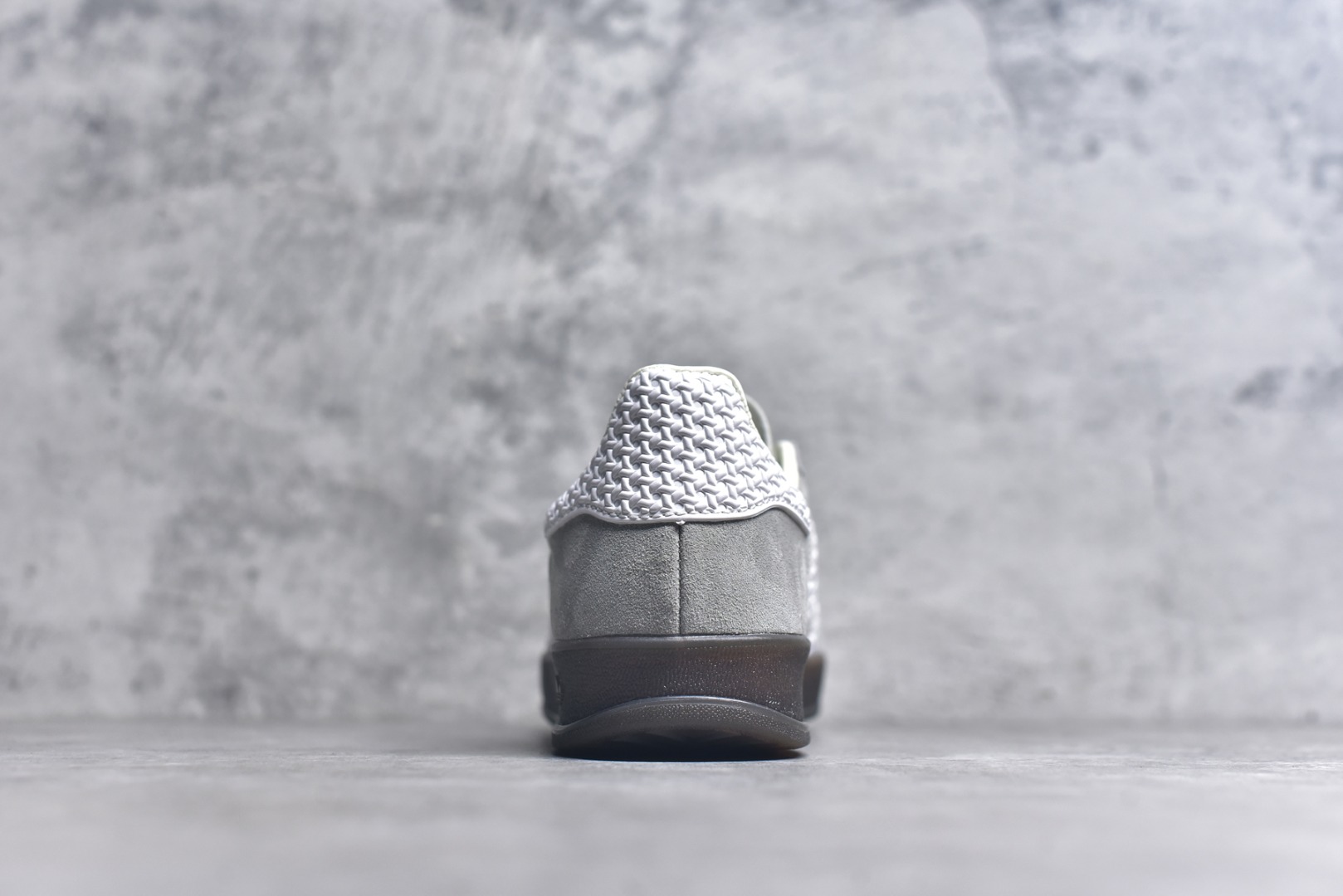 图片[5]-#AD Original Gazelle Indoor Trainers 瞪羚室内鞋系列低帮复古百搭休闲运动德训风板鞋 IF1807 高端零售特供批次 原厂定制长毛翻毛皮组合环保纤维革鞋面材质 内置环保海玻璃鞋垫 外置RB橡胶大底 产品品控稳定性领先行业 原厂全套原楦原纸板冲刀磨具开发 原厂皮料加持 原厂港宝加持定型后跟R度完美 将复古进行到底 简约流畅 三十年不变经典 这款Gazelle运动鞋 无论面料、配色、质感或设计 都只在重现其1991年原款的经典 皮革鞋面 撞色三条纹和鞋跟标的设计 力求呈现90年代的经典复古风潮 Samba火热的同时 也带动了其它的复古鞋型 Gazelle便是其中一只 Gazelle Indoor拥有包边更宽的T字型鞋头 更好的保护运动员的前掌 浓浓的复古氛围感 非常适合现在流行的Cleanfit风格 尺码：36-45-选品中心