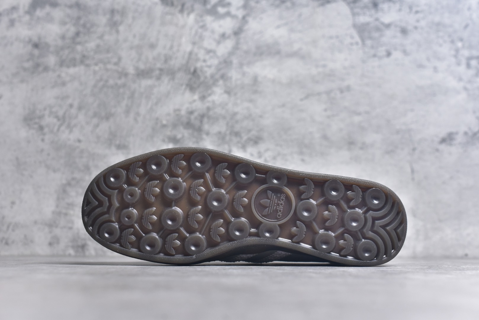 图片[6]-#AD Original Gazelle Indoor Trainers 瞪羚室内鞋系列低帮复古百搭休闲运动德训风板鞋 IF1807 高端零售特供批次 原厂定制长毛翻毛皮组合环保纤维革鞋面材质 内置环保海玻璃鞋垫 外置RB橡胶大底 产品品控稳定性领先行业 原厂全套原楦原纸板冲刀磨具开发 原厂皮料加持 原厂港宝加持定型后跟R度完美 将复古进行到底 简约流畅 三十年不变经典 这款Gazelle运动鞋 无论面料、配色、质感或设计 都只在重现其1991年原款的经典 皮革鞋面 撞色三条纹和鞋跟标的设计 力求呈现90年代的经典复古风潮 Samba火热的同时 也带动了其它的复古鞋型 Gazelle便是其中一只 Gazelle Indoor拥有包边更宽的T字型鞋头 更好的保护运动员的前掌 浓浓的复古氛围感 非常适合现在流行的Cleanfit风格 尺码：36-45-选品中心