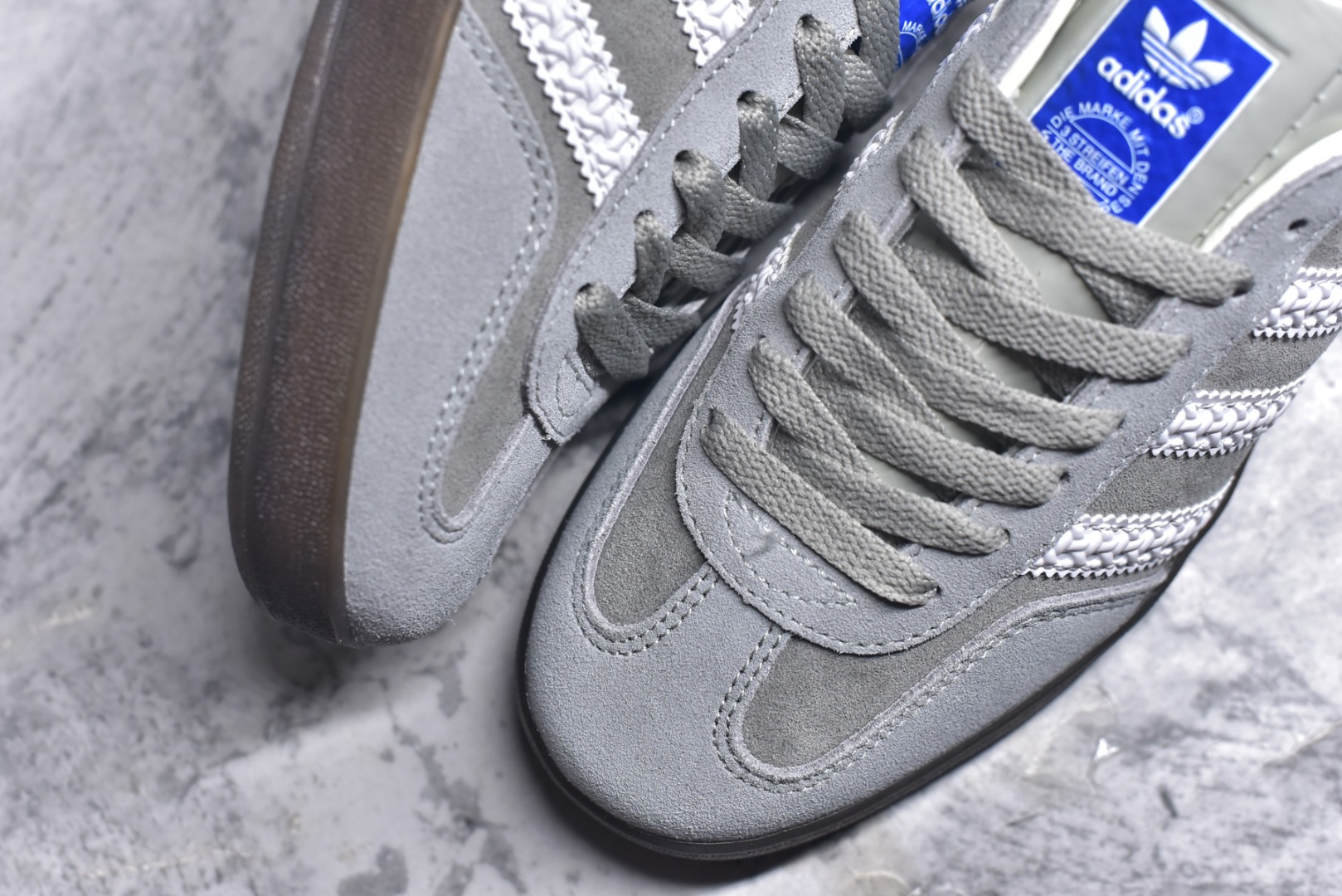 图片[8]-#AD Original Gazelle Indoor Trainers 瞪羚室内鞋系列低帮复古百搭休闲运动德训风板鞋 IF1807 高端零售特供批次 原厂定制长毛翻毛皮组合环保纤维革鞋面材质 内置环保海玻璃鞋垫 外置RB橡胶大底 产品品控稳定性领先行业 原厂全套原楦原纸板冲刀磨具开发 原厂皮料加持 原厂港宝加持定型后跟R度完美 将复古进行到底 简约流畅 三十年不变经典 这款Gazelle运动鞋 无论面料、配色、质感或设计 都只在重现其1991年原款的经典 皮革鞋面 撞色三条纹和鞋跟标的设计 力求呈现90年代的经典复古风潮 Samba火热的同时 也带动了其它的复古鞋型 Gazelle便是其中一只 Gazelle Indoor拥有包边更宽的T字型鞋头 更好的保护运动员的前掌 浓浓的复古氛围感 非常适合现在流行的Cleanfit风格 尺码：36-45-选品中心