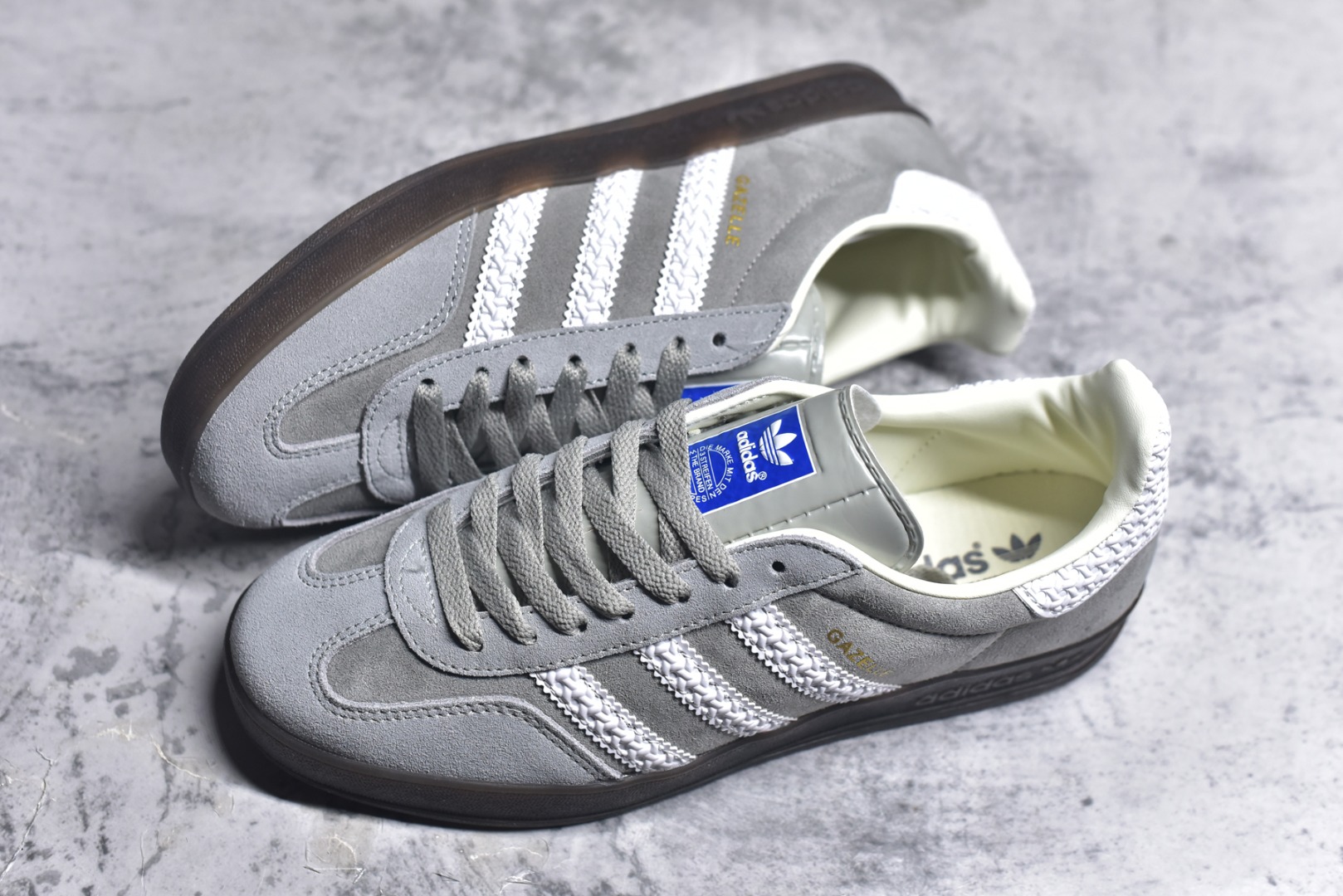 图片[7]-#AD Original Gazelle Indoor Trainers 瞪羚室内鞋系列低帮复古百搭休闲运动德训风板鞋 IF1807 高端零售特供批次 原厂定制长毛翻毛皮组合环保纤维革鞋面材质 内置环保海玻璃鞋垫 外置RB橡胶大底 产品品控稳定性领先行业 原厂全套原楦原纸板冲刀磨具开发 原厂皮料加持 原厂港宝加持定型后跟R度完美 将复古进行到底 简约流畅 三十年不变经典 这款Gazelle运动鞋 无论面料、配色、质感或设计 都只在重现其1991年原款的经典 皮革鞋面 撞色三条纹和鞋跟标的设计 力求呈现90年代的经典复古风潮 Samba火热的同时 也带动了其它的复古鞋型 Gazelle便是其中一只 Gazelle Indoor拥有包边更宽的T字型鞋头 更好的保护运动员的前掌 浓浓的复古氛围感 非常适合现在流行的Cleanfit风格 尺码：36-45-选品中心