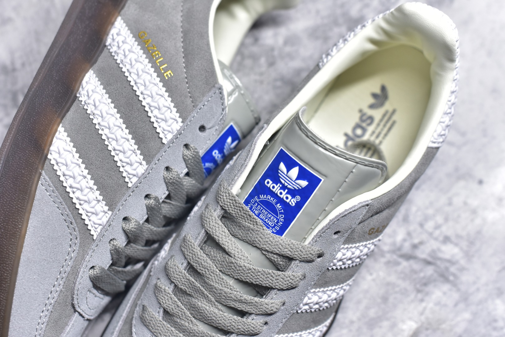 图片[9]-#AD Original Gazelle Indoor Trainers 瞪羚室内鞋系列低帮复古百搭休闲运动德训风板鞋 IF1807 高端零售特供批次 原厂定制长毛翻毛皮组合环保纤维革鞋面材质 内置环保海玻璃鞋垫 外置RB橡胶大底 产品品控稳定性领先行业 原厂全套原楦原纸板冲刀磨具开发 原厂皮料加持 原厂港宝加持定型后跟R度完美 将复古进行到底 简约流畅 三十年不变经典 这款Gazelle运动鞋 无论面料、配色、质感或设计 都只在重现其1991年原款的经典 皮革鞋面 撞色三条纹和鞋跟标的设计 力求呈现90年代的经典复古风潮 Samba火热的同时 也带动了其它的复古鞋型 Gazelle便是其中一只 Gazelle Indoor拥有包边更宽的T字型鞋头 更好的保护运动员的前掌 浓浓的复古氛围感 非常适合现在流行的Cleanfit风格 尺码：36-45-选品中心