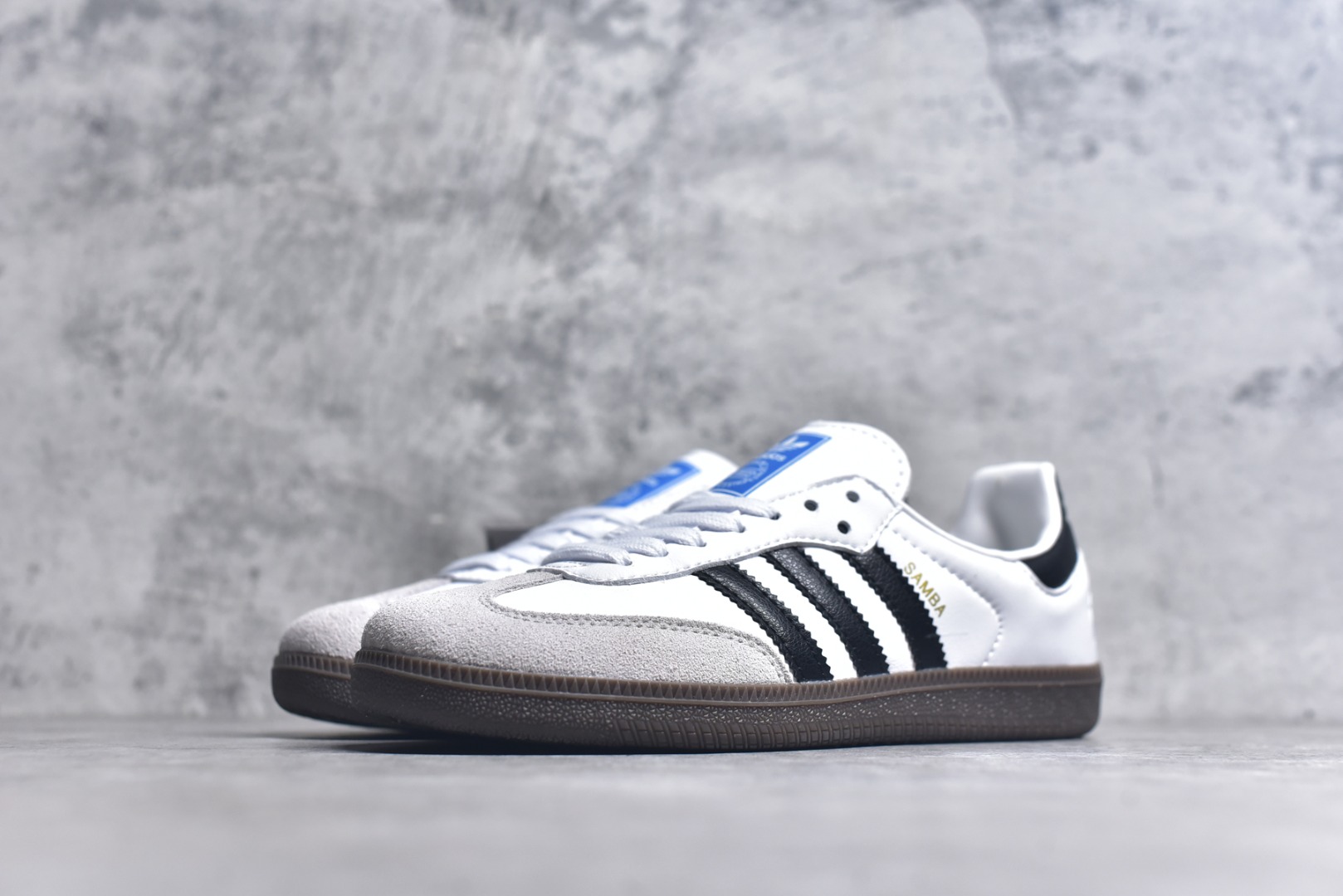 图片[2]-#AD Original Gazelle Indoor Trainers 瞪羚室内鞋系列低帮复古百搭休闲运动德训风板鞋 FW2427 高端零售特供批次 原厂定制长毛翻毛皮组合环保纤维革鞋面材质 内置环保海玻璃鞋垫 外置RB橡胶大底 产品品控稳定性领先行业 原厂全套原楦原纸板冲刀磨具开发 原厂皮料加持 原厂港宝加持定型后跟R度完美 将复古进行到底 简约流畅 三十年不变经典 这款Gazelle运动鞋 无论面料、配色、质感或设计 都只在重现其1991年原款的经典 皮革鞋面 撞色三条纹和鞋跟标的设计 力求呈现90年代的经典复古风潮 Samba火热的同时 也带动了其它的复古鞋型 Gazelle便是其中一只 Gazelle Indoor拥有包边更宽的T字型鞋头 更好的保护运动员的前掌 浓浓的复古氛围感 非常适合现在流行的Cleanfit风格 尺码：36-45-选品中心