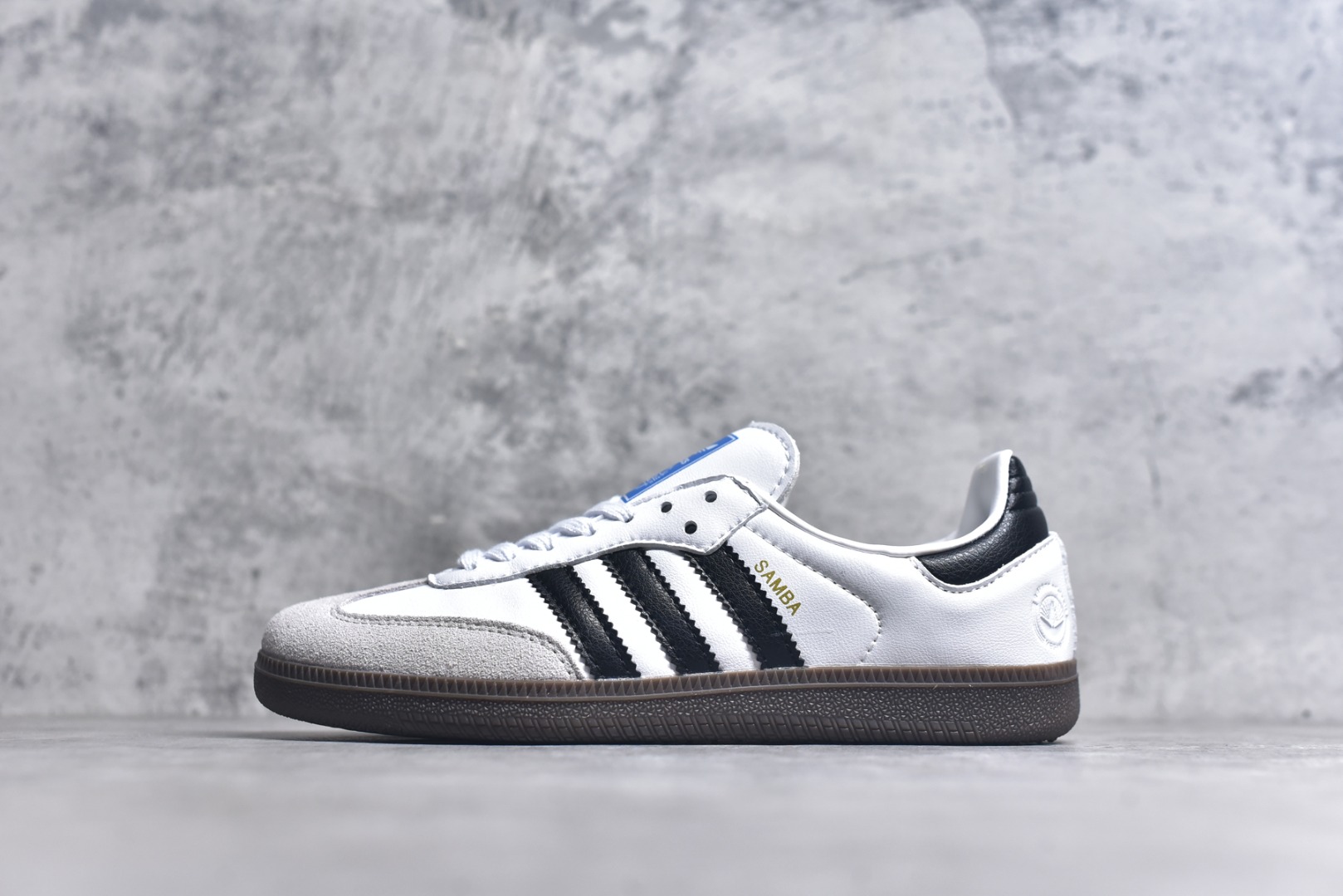 #AD Original Gazelle Indoor Trainers 瞪羚室内鞋系列低帮复古百搭休闲运动德训风板鞋 FW2427 高端零售特供批次 原厂定制长毛翻毛皮组合环保纤维革鞋面材质 内置环保海玻璃鞋垫 外置RB橡胶大底 产品品控稳定性领先行业 原厂全套原楦原纸板冲刀磨具开发 原厂皮料加持 原厂港宝加持定型后跟R度完美 将复古进行到底 简约流畅 三十年不变经典 这款Gazelle运动鞋 无论面料、配色、质感或设计 都只在重现其1991年原款的经典 皮革鞋面 撞色三条纹和鞋跟标的设计 力求呈现90年代的经典复古风潮 Samba火热的同时 也带动了其它的复古鞋型 Gazelle便是其中一只 Gazelle Indoor拥有包边更宽的T字型鞋头 更好的保护运动员的前掌 浓浓的复古氛围感 非常适合现在流行的Cleanfit风格 尺码：36-45-选品中心