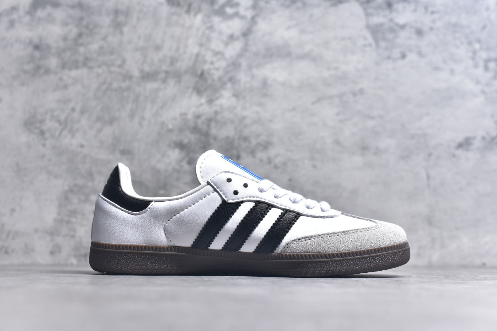 图片[3]-#AD Original Gazelle Indoor Trainers 瞪羚室内鞋系列低帮复古百搭休闲运动德训风板鞋 FW2427 高端零售特供批次 原厂定制长毛翻毛皮组合环保纤维革鞋面材质 内置环保海玻璃鞋垫 外置RB橡胶大底 产品品控稳定性领先行业 原厂全套原楦原纸板冲刀磨具开发 原厂皮料加持 原厂港宝加持定型后跟R度完美 将复古进行到底 简约流畅 三十年不变经典 这款Gazelle运动鞋 无论面料、配色、质感或设计 都只在重现其1991年原款的经典 皮革鞋面 撞色三条纹和鞋跟标的设计 力求呈现90年代的经典复古风潮 Samba火热的同时 也带动了其它的复古鞋型 Gazelle便是其中一只 Gazelle Indoor拥有包边更宽的T字型鞋头 更好的保护运动员的前掌 浓浓的复古氛围感 非常适合现在流行的Cleanfit风格 尺码：36-45-选品中心