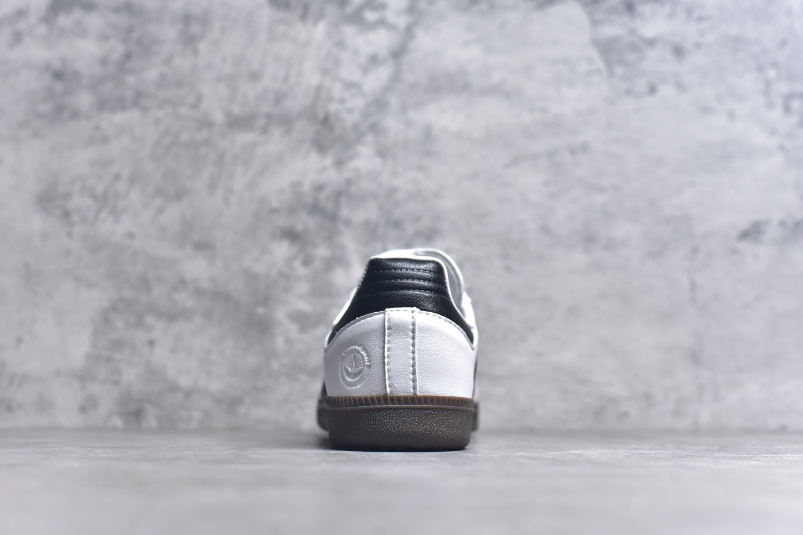 图片[5]-#AD Original Gazelle Indoor Trainers 瞪羚室内鞋系列低帮复古百搭休闲运动德训风板鞋 FW2427 高端零售特供批次 原厂定制长毛翻毛皮组合环保纤维革鞋面材质 内置环保海玻璃鞋垫 外置RB橡胶大底 产品品控稳定性领先行业 原厂全套原楦原纸板冲刀磨具开发 原厂皮料加持 原厂港宝加持定型后跟R度完美 将复古进行到底 简约流畅 三十年不变经典 这款Gazelle运动鞋 无论面料、配色、质感或设计 都只在重现其1991年原款的经典 皮革鞋面 撞色三条纹和鞋跟标的设计 力求呈现90年代的经典复古风潮 Samba火热的同时 也带动了其它的复古鞋型 Gazelle便是其中一只 Gazelle Indoor拥有包边更宽的T字型鞋头 更好的保护运动员的前掌 浓浓的复古氛围感 非常适合现在流行的Cleanfit风格 尺码：36-45-选品中心