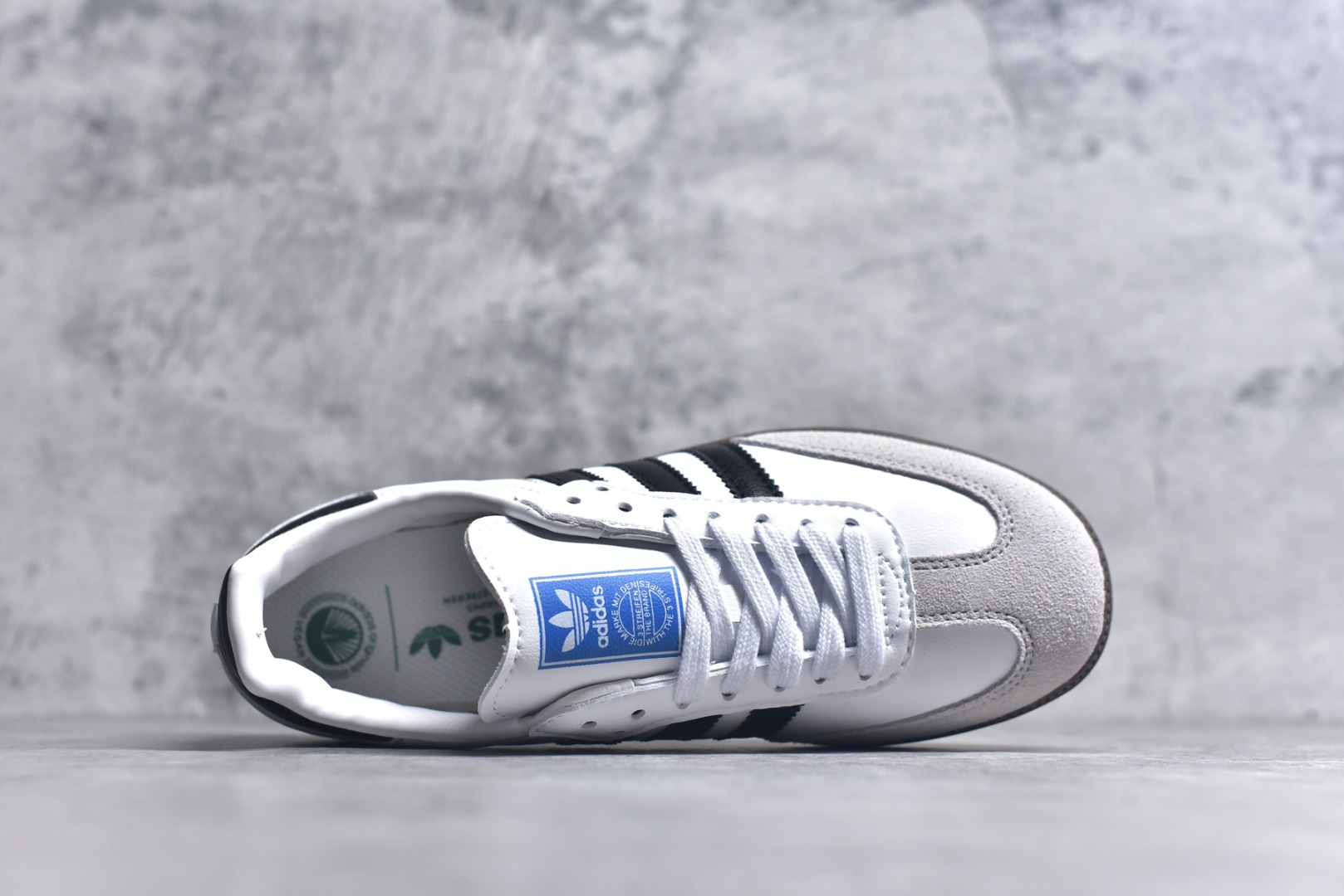 图片[4]-#AD Original Gazelle Indoor Trainers 瞪羚室内鞋系列低帮复古百搭休闲运动德训风板鞋 FW2427 高端零售特供批次 原厂定制长毛翻毛皮组合环保纤维革鞋面材质 内置环保海玻璃鞋垫 外置RB橡胶大底 产品品控稳定性领先行业 原厂全套原楦原纸板冲刀磨具开发 原厂皮料加持 原厂港宝加持定型后跟R度完美 将复古进行到底 简约流畅 三十年不变经典 这款Gazelle运动鞋 无论面料、配色、质感或设计 都只在重现其1991年原款的经典 皮革鞋面 撞色三条纹和鞋跟标的设计 力求呈现90年代的经典复古风潮 Samba火热的同时 也带动了其它的复古鞋型 Gazelle便是其中一只 Gazelle Indoor拥有包边更宽的T字型鞋头 更好的保护运动员的前掌 浓浓的复古氛围感 非常适合现在流行的Cleanfit风格 尺码：36-45-选品中心
