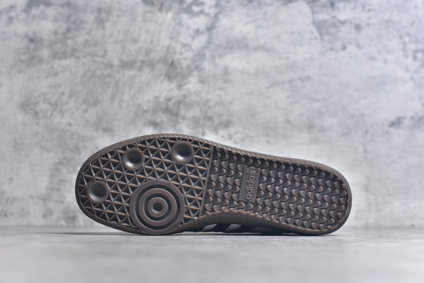 图片[6]-#AD Original Gazelle Indoor Trainers 瞪羚室内鞋系列低帮复古百搭休闲运动德训风板鞋 FW2427 高端零售特供批次 原厂定制长毛翻毛皮组合环保纤维革鞋面材质 内置环保海玻璃鞋垫 外置RB橡胶大底 产品品控稳定性领先行业 原厂全套原楦原纸板冲刀磨具开发 原厂皮料加持 原厂港宝加持定型后跟R度完美 将复古进行到底 简约流畅 三十年不变经典 这款Gazelle运动鞋 无论面料、配色、质感或设计 都只在重现其1991年原款的经典 皮革鞋面 撞色三条纹和鞋跟标的设计 力求呈现90年代的经典复古风潮 Samba火热的同时 也带动了其它的复古鞋型 Gazelle便是其中一只 Gazelle Indoor拥有包边更宽的T字型鞋头 更好的保护运动员的前掌 浓浓的复古氛围感 非常适合现在流行的Cleanfit风格 尺码：36-45-选品中心