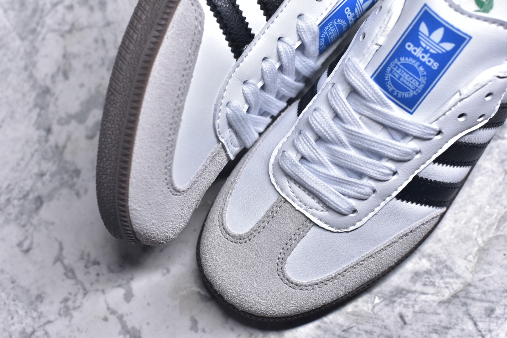 图片[8]-#AD Original Gazelle Indoor Trainers 瞪羚室内鞋系列低帮复古百搭休闲运动德训风板鞋 FW2427 高端零售特供批次 原厂定制长毛翻毛皮组合环保纤维革鞋面材质 内置环保海玻璃鞋垫 外置RB橡胶大底 产品品控稳定性领先行业 原厂全套原楦原纸板冲刀磨具开发 原厂皮料加持 原厂港宝加持定型后跟R度完美 将复古进行到底 简约流畅 三十年不变经典 这款Gazelle运动鞋 无论面料、配色、质感或设计 都只在重现其1991年原款的经典 皮革鞋面 撞色三条纹和鞋跟标的设计 力求呈现90年代的经典复古风潮 Samba火热的同时 也带动了其它的复古鞋型 Gazelle便是其中一只 Gazelle Indoor拥有包边更宽的T字型鞋头 更好的保护运动员的前掌 浓浓的复古氛围感 非常适合现在流行的Cleanfit风格 尺码：36-45-选品中心