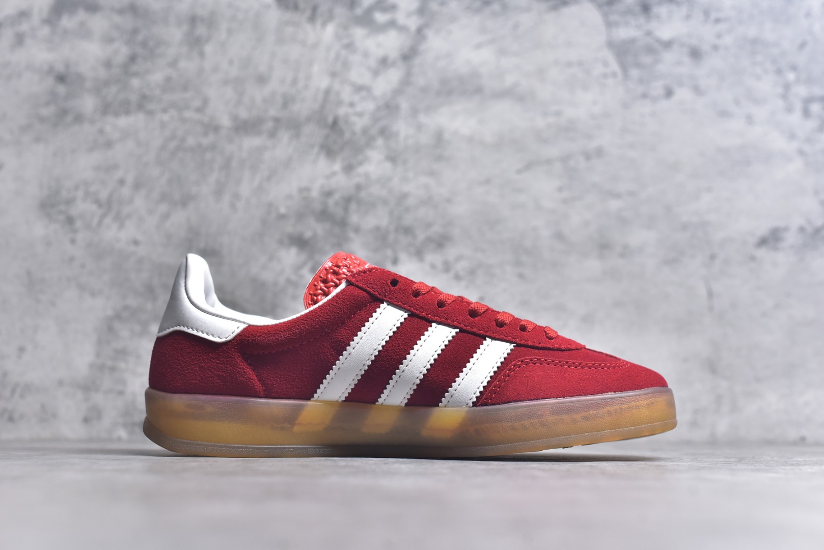 图片[3]-#AD Original Gazelle Indoor Trainers 瞪羚室内鞋系列低帮复古百搭休闲运动德训风板鞋 IF1808 高端零售特供批次 原厂定制长毛翻毛皮组合环保纤维革鞋面材质 内置环保海玻璃鞋垫 外置RB橡胶大底 产品品控稳定性领先行业 原厂全套原楦原纸板冲刀磨具开发 原厂皮料加持 原厂港宝加持定型后跟R度完美 将复古进行到底 简约流畅 三十年不变经典 这款Gazelle运动鞋 无论面料、配色、质感或设计 都只在重现其1991年原款的经典 皮革鞋面 撞色三条纹和鞋跟标的设计 力求呈现90年代的经典复古风潮 Samba火热的同时 也带动了其它的复古鞋型 Gazelle便是其中一只 Gazelle Indoor拥有包边更宽的T字型鞋头 更好的保护运动员的前掌 浓浓的复古氛围感 非常适合现在流行的Cleanfit风格 尺码：36-44-选品中心