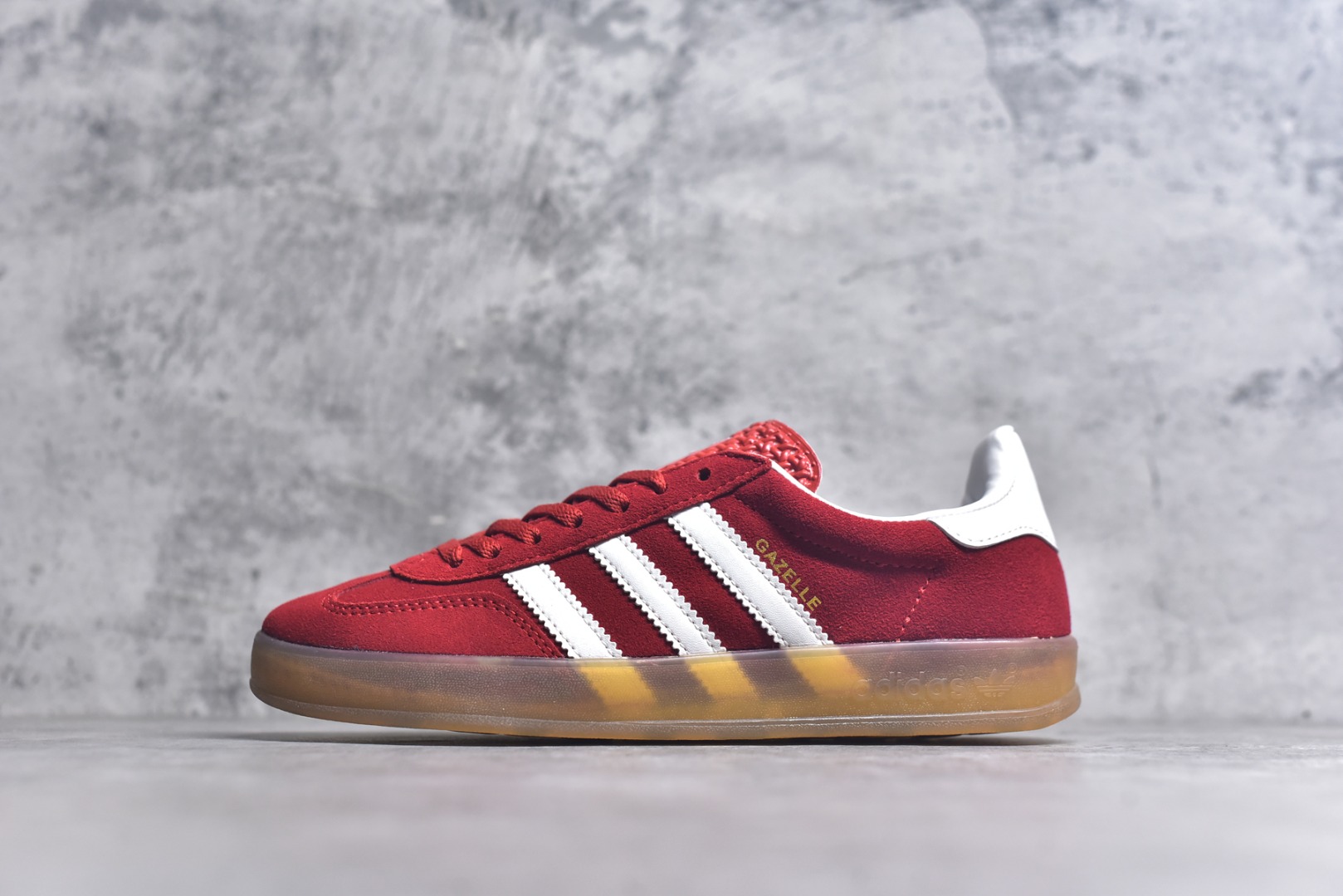 #AD Original Gazelle Indoor Trainers 瞪羚室内鞋系列低帮复古百搭休闲运动德训风板鞋 IF1808 高端零售特供批次 原厂定制长毛翻毛皮组合环保纤维革鞋面材质 内置环保海玻璃鞋垫 外置RB橡胶大底 产品品控稳定性领先行业 原厂全套原楦原纸板冲刀磨具开发 原厂皮料加持 原厂港宝加持定型后跟R度完美 将复古进行到底 简约流畅 三十年不变经典 这款Gazelle运动鞋 无论面料、配色、质感或设计 都只在重现其1991年原款的经典 皮革鞋面 撞色三条纹和鞋跟标的设计 力求呈现90年代的经典复古风潮 Samba火热的同时 也带动了其它的复古鞋型 Gazelle便是其中一只 Gazelle Indoor拥有包边更宽的T字型鞋头 更好的保护运动员的前掌 浓浓的复古氛围感 非常适合现在流行的Cleanfit风格 尺码：36-44-选品中心