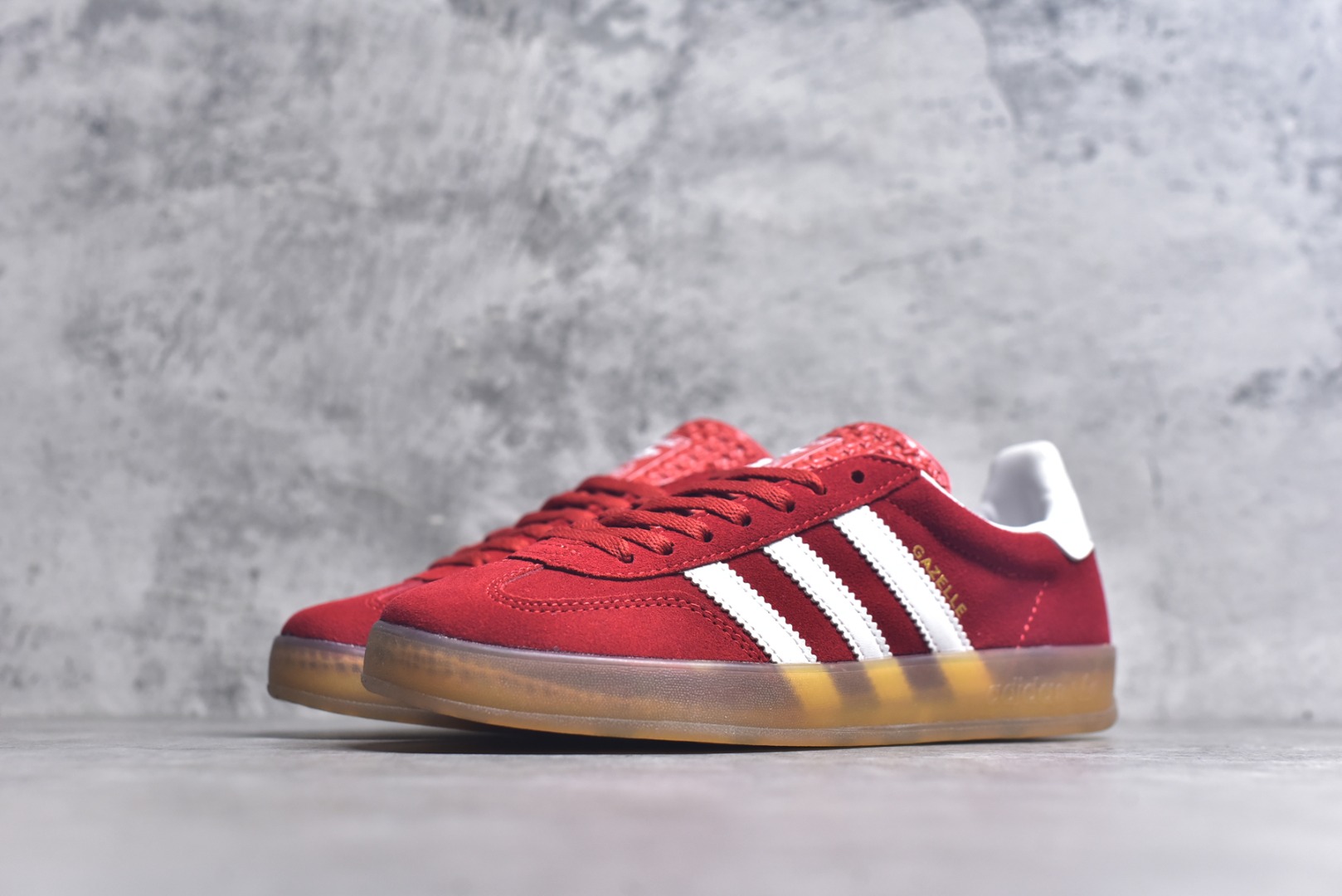 图片[2]-#AD Original Gazelle Indoor Trainers 瞪羚室内鞋系列低帮复古百搭休闲运动德训风板鞋 IF1808 高端零售特供批次 原厂定制长毛翻毛皮组合环保纤维革鞋面材质 内置环保海玻璃鞋垫 外置RB橡胶大底 产品品控稳定性领先行业 原厂全套原楦原纸板冲刀磨具开发 原厂皮料加持 原厂港宝加持定型后跟R度完美 将复古进行到底 简约流畅 三十年不变经典 这款Gazelle运动鞋 无论面料、配色、质感或设计 都只在重现其1991年原款的经典 皮革鞋面 撞色三条纹和鞋跟标的设计 力求呈现90年代的经典复古风潮 Samba火热的同时 也带动了其它的复古鞋型 Gazelle便是其中一只 Gazelle Indoor拥有包边更宽的T字型鞋头 更好的保护运动员的前掌 浓浓的复古氛围感 非常适合现在流行的Cleanfit风格 尺码：36-44-选品中心