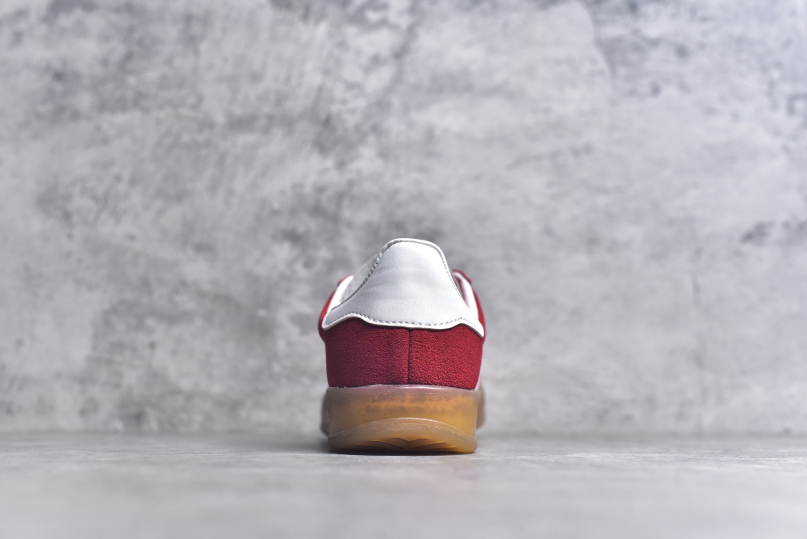 图片[5]-#AD Original Gazelle Indoor Trainers 瞪羚室内鞋系列低帮复古百搭休闲运动德训风板鞋 IF1808 高端零售特供批次 原厂定制长毛翻毛皮组合环保纤维革鞋面材质 内置环保海玻璃鞋垫 外置RB橡胶大底 产品品控稳定性领先行业 原厂全套原楦原纸板冲刀磨具开发 原厂皮料加持 原厂港宝加持定型后跟R度完美 将复古进行到底 简约流畅 三十年不变经典 这款Gazelle运动鞋 无论面料、配色、质感或设计 都只在重现其1991年原款的经典 皮革鞋面 撞色三条纹和鞋跟标的设计 力求呈现90年代的经典复古风潮 Samba火热的同时 也带动了其它的复古鞋型 Gazelle便是其中一只 Gazelle Indoor拥有包边更宽的T字型鞋头 更好的保护运动员的前掌 浓浓的复古氛围感 非常适合现在流行的Cleanfit风格 尺码：36-44-选品中心