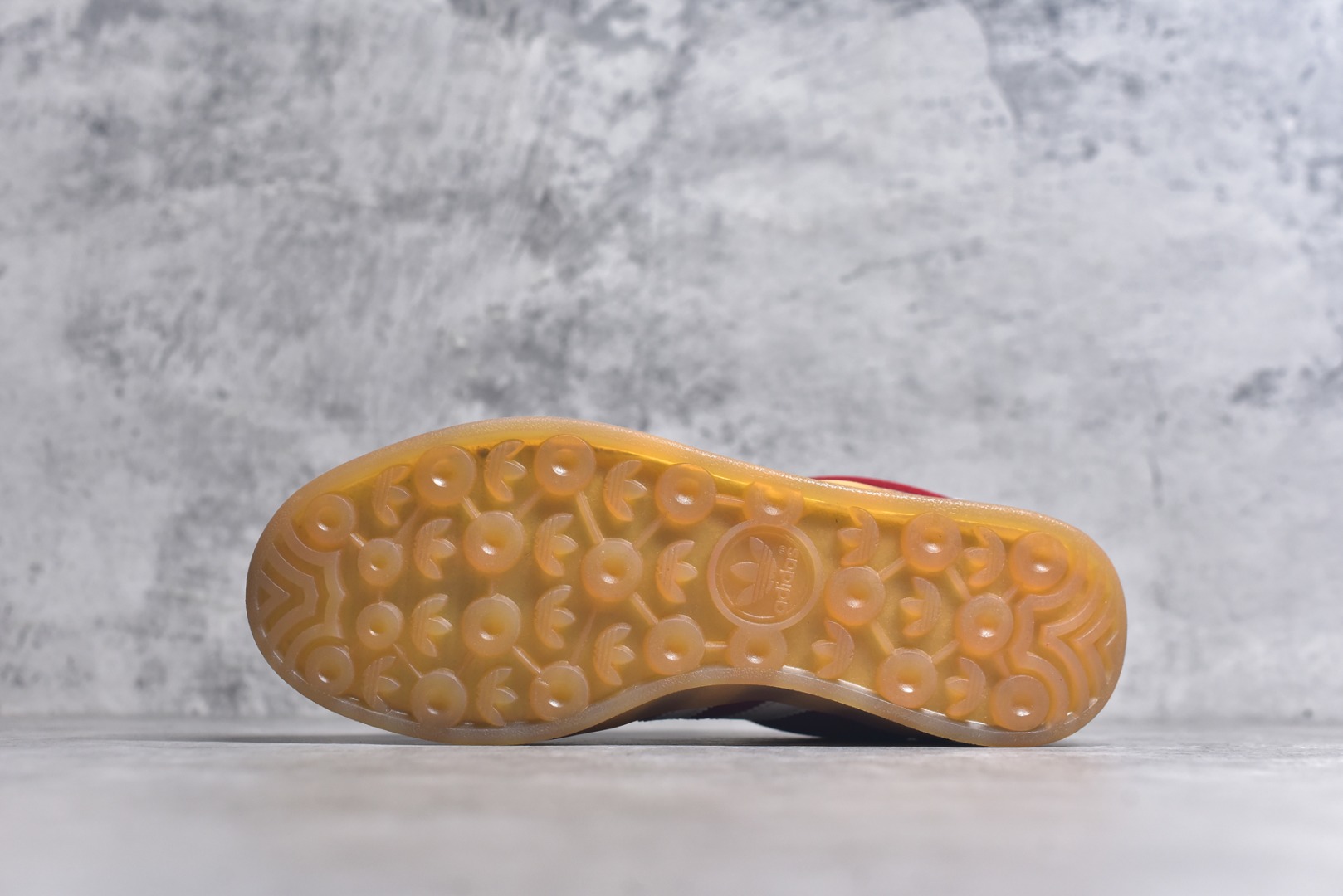 图片[6]-#AD Original Gazelle Indoor Trainers 瞪羚室内鞋系列低帮复古百搭休闲运动德训风板鞋 IF1808 高端零售特供批次 原厂定制长毛翻毛皮组合环保纤维革鞋面材质 内置环保海玻璃鞋垫 外置RB橡胶大底 产品品控稳定性领先行业 原厂全套原楦原纸板冲刀磨具开发 原厂皮料加持 原厂港宝加持定型后跟R度完美 将复古进行到底 简约流畅 三十年不变经典 这款Gazelle运动鞋 无论面料、配色、质感或设计 都只在重现其1991年原款的经典 皮革鞋面 撞色三条纹和鞋跟标的设计 力求呈现90年代的经典复古风潮 Samba火热的同时 也带动了其它的复古鞋型 Gazelle便是其中一只 Gazelle Indoor拥有包边更宽的T字型鞋头 更好的保护运动员的前掌 浓浓的复古氛围感 非常适合现在流行的Cleanfit风格 尺码：36-44-选品中心