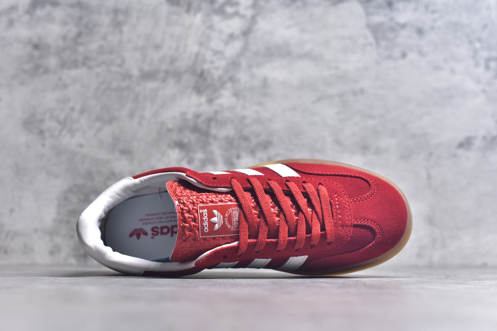 图片[4]-#AD Original Gazelle Indoor Trainers 瞪羚室内鞋系列低帮复古百搭休闲运动德训风板鞋 IF1808 高端零售特供批次 原厂定制长毛翻毛皮组合环保纤维革鞋面材质 内置环保海玻璃鞋垫 外置RB橡胶大底 产品品控稳定性领先行业 原厂全套原楦原纸板冲刀磨具开发 原厂皮料加持 原厂港宝加持定型后跟R度完美 将复古进行到底 简约流畅 三十年不变经典 这款Gazelle运动鞋 无论面料、配色、质感或设计 都只在重现其1991年原款的经典 皮革鞋面 撞色三条纹和鞋跟标的设计 力求呈现90年代的经典复古风潮 Samba火热的同时 也带动了其它的复古鞋型 Gazelle便是其中一只 Gazelle Indoor拥有包边更宽的T字型鞋头 更好的保护运动员的前掌 浓浓的复古氛围感 非常适合现在流行的Cleanfit风格 尺码：36-44-选品中心