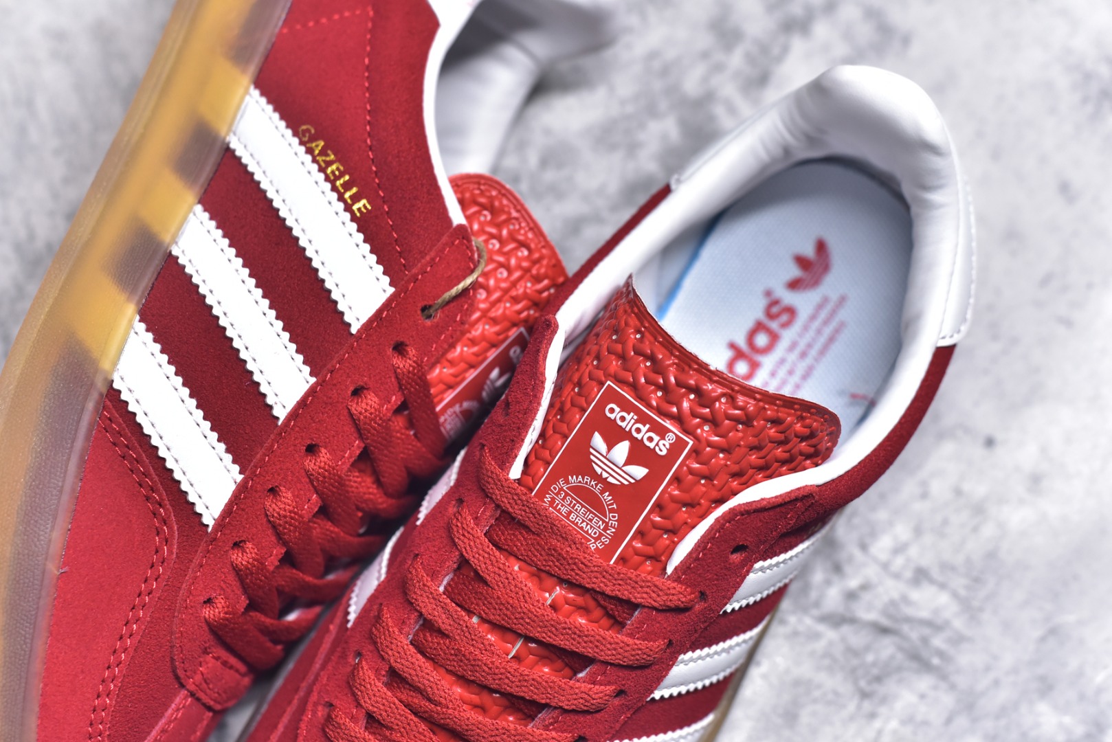 图片[9]-#AD Original Gazelle Indoor Trainers 瞪羚室内鞋系列低帮复古百搭休闲运动德训风板鞋 IF1808 高端零售特供批次 原厂定制长毛翻毛皮组合环保纤维革鞋面材质 内置环保海玻璃鞋垫 外置RB橡胶大底 产品品控稳定性领先行业 原厂全套原楦原纸板冲刀磨具开发 原厂皮料加持 原厂港宝加持定型后跟R度完美 将复古进行到底 简约流畅 三十年不变经典 这款Gazelle运动鞋 无论面料、配色、质感或设计 都只在重现其1991年原款的经典 皮革鞋面 撞色三条纹和鞋跟标的设计 力求呈现90年代的经典复古风潮 Samba火热的同时 也带动了其它的复古鞋型 Gazelle便是其中一只 Gazelle Indoor拥有包边更宽的T字型鞋头 更好的保护运动员的前掌 浓浓的复古氛围感 非常适合现在流行的Cleanfit风格 尺码：36-44-选品中心