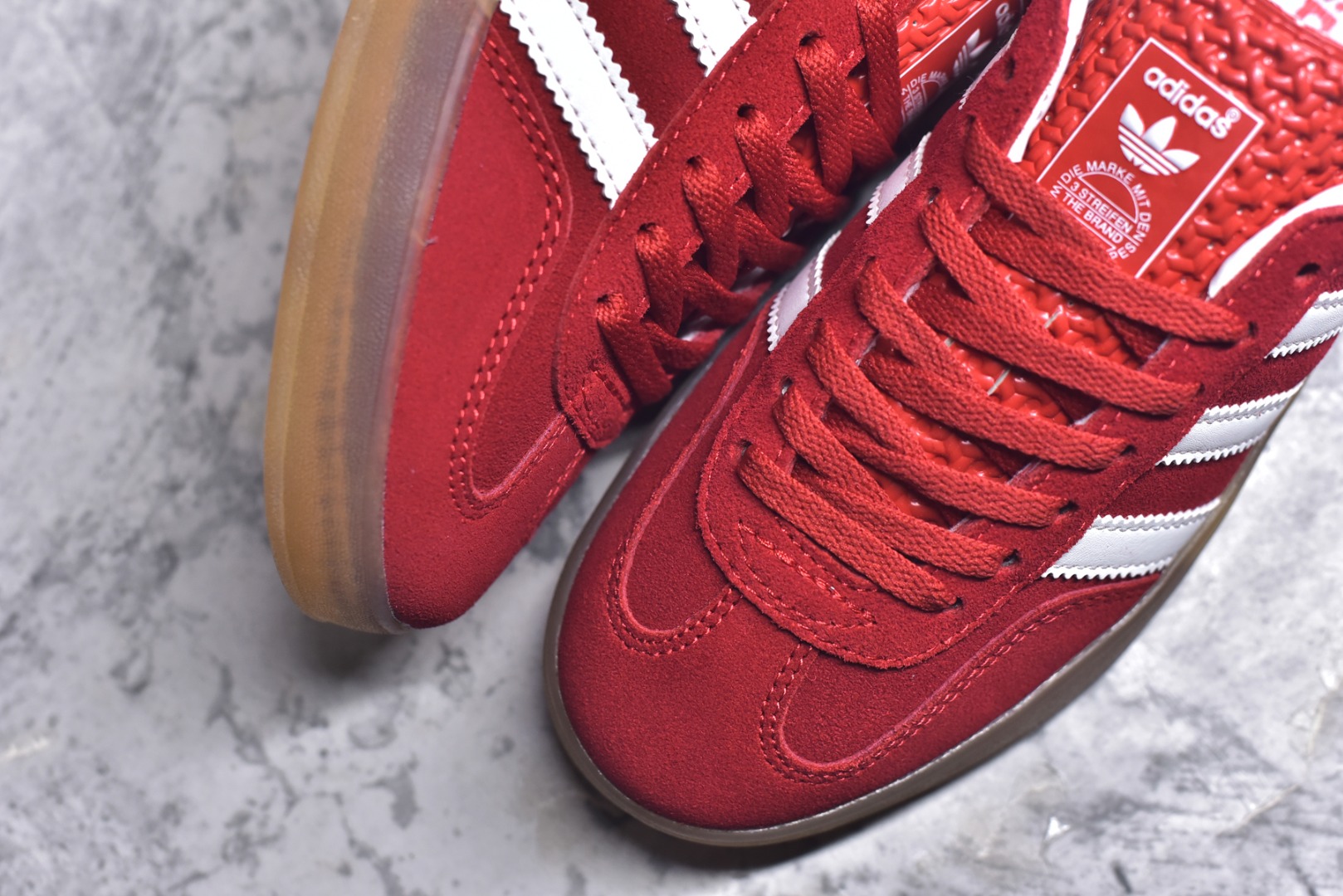 图片[8]-#AD Original Gazelle Indoor Trainers 瞪羚室内鞋系列低帮复古百搭休闲运动德训风板鞋 IF1808 高端零售特供批次 原厂定制长毛翻毛皮组合环保纤维革鞋面材质 内置环保海玻璃鞋垫 外置RB橡胶大底 产品品控稳定性领先行业 原厂全套原楦原纸板冲刀磨具开发 原厂皮料加持 原厂港宝加持定型后跟R度完美 将复古进行到底 简约流畅 三十年不变经典 这款Gazelle运动鞋 无论面料、配色、质感或设计 都只在重现其1991年原款的经典 皮革鞋面 撞色三条纹和鞋跟标的设计 力求呈现90年代的经典复古风潮 Samba火热的同时 也带动了其它的复古鞋型 Gazelle便是其中一只 Gazelle Indoor拥有包边更宽的T字型鞋头 更好的保护运动员的前掌 浓浓的复古氛围感 非常适合现在流行的Cleanfit风格 尺码：36-44-选品中心