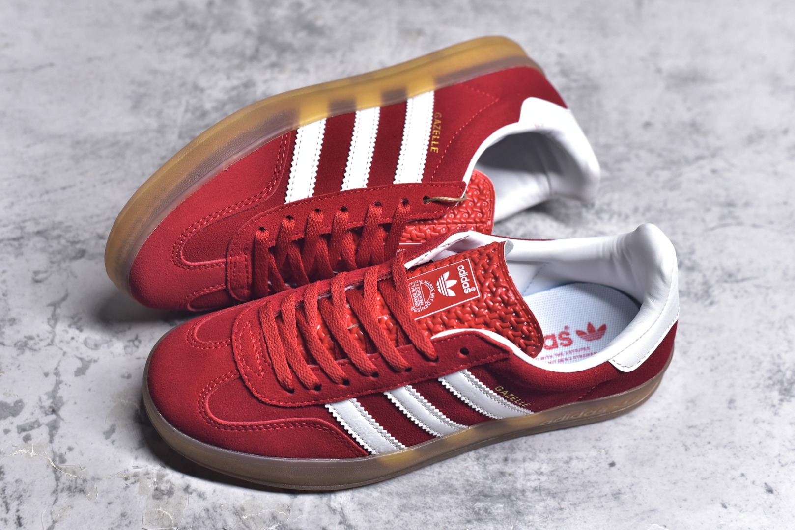 图片[7]-#AD Original Gazelle Indoor Trainers 瞪羚室内鞋系列低帮复古百搭休闲运动德训风板鞋 IF1808 高端零售特供批次 原厂定制长毛翻毛皮组合环保纤维革鞋面材质 内置环保海玻璃鞋垫 外置RB橡胶大底 产品品控稳定性领先行业 原厂全套原楦原纸板冲刀磨具开发 原厂皮料加持 原厂港宝加持定型后跟R度完美 将复古进行到底 简约流畅 三十年不变经典 这款Gazelle运动鞋 无论面料、配色、质感或设计 都只在重现其1991年原款的经典 皮革鞋面 撞色三条纹和鞋跟标的设计 力求呈现90年代的经典复古风潮 Samba火热的同时 也带动了其它的复古鞋型 Gazelle便是其中一只 Gazelle Indoor拥有包边更宽的T字型鞋头 更好的保护运动员的前掌 浓浓的复古氛围感 非常适合现在流行的Cleanfit风格 尺码：36-44-选品中心