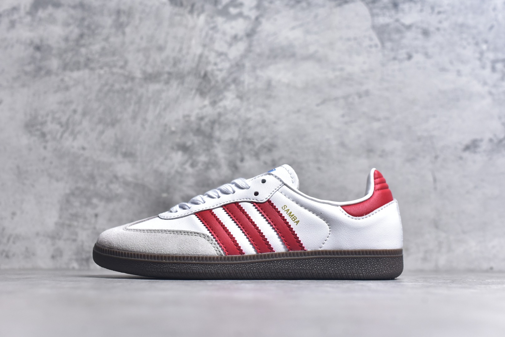 #AD Original Gazelle Indoor Trainers 瞪羚室内鞋系列低帮复古百搭休闲运动德训风板鞋 IG1025 高端零售特供批次 原厂定制长毛翻毛皮组合环保纤维革鞋面材质 内置环保海玻璃鞋垫 外置RB橡胶大底 产品品控稳定性领先行业 原厂全套原楦原纸板冲刀磨具开发 原厂皮料加持 原厂港宝加持定型后跟R度完美 将复古进行到底 简约流畅 三十年不变经典 这款Gazelle运动鞋 无论面料、配色、质感或设计 都只在重现其1991年原款的经典 皮革鞋面 撞色三条纹和鞋跟标的设计 力求呈现90年代的经典复古风潮 Samba火热的同时 也带动了其它的复古鞋型 Gazelle便是其中一只 Gazelle Indoor拥有包边更宽的T字型鞋头 更好的保护运动员的前掌 浓浓的复古氛围感 非常适合现在流行的Cleanfit风格 尺码：36-45-选品中心