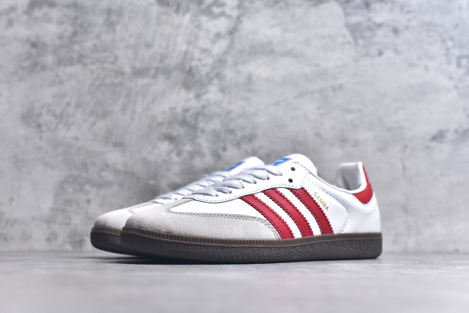 图片[2]-#AD Original Gazelle Indoor Trainers 瞪羚室内鞋系列低帮复古百搭休闲运动德训风板鞋 IG1025 高端零售特供批次 原厂定制长毛翻毛皮组合环保纤维革鞋面材质 内置环保海玻璃鞋垫 外置RB橡胶大底 产品品控稳定性领先行业 原厂全套原楦原纸板冲刀磨具开发 原厂皮料加持 原厂港宝加持定型后跟R度完美 将复古进行到底 简约流畅 三十年不变经典 这款Gazelle运动鞋 无论面料、配色、质感或设计 都只在重现其1991年原款的经典 皮革鞋面 撞色三条纹和鞋跟标的设计 力求呈现90年代的经典复古风潮 Samba火热的同时 也带动了其它的复古鞋型 Gazelle便是其中一只 Gazelle Indoor拥有包边更宽的T字型鞋头 更好的保护运动员的前掌 浓浓的复古氛围感 非常适合现在流行的Cleanfit风格 尺码：36-45-选品中心