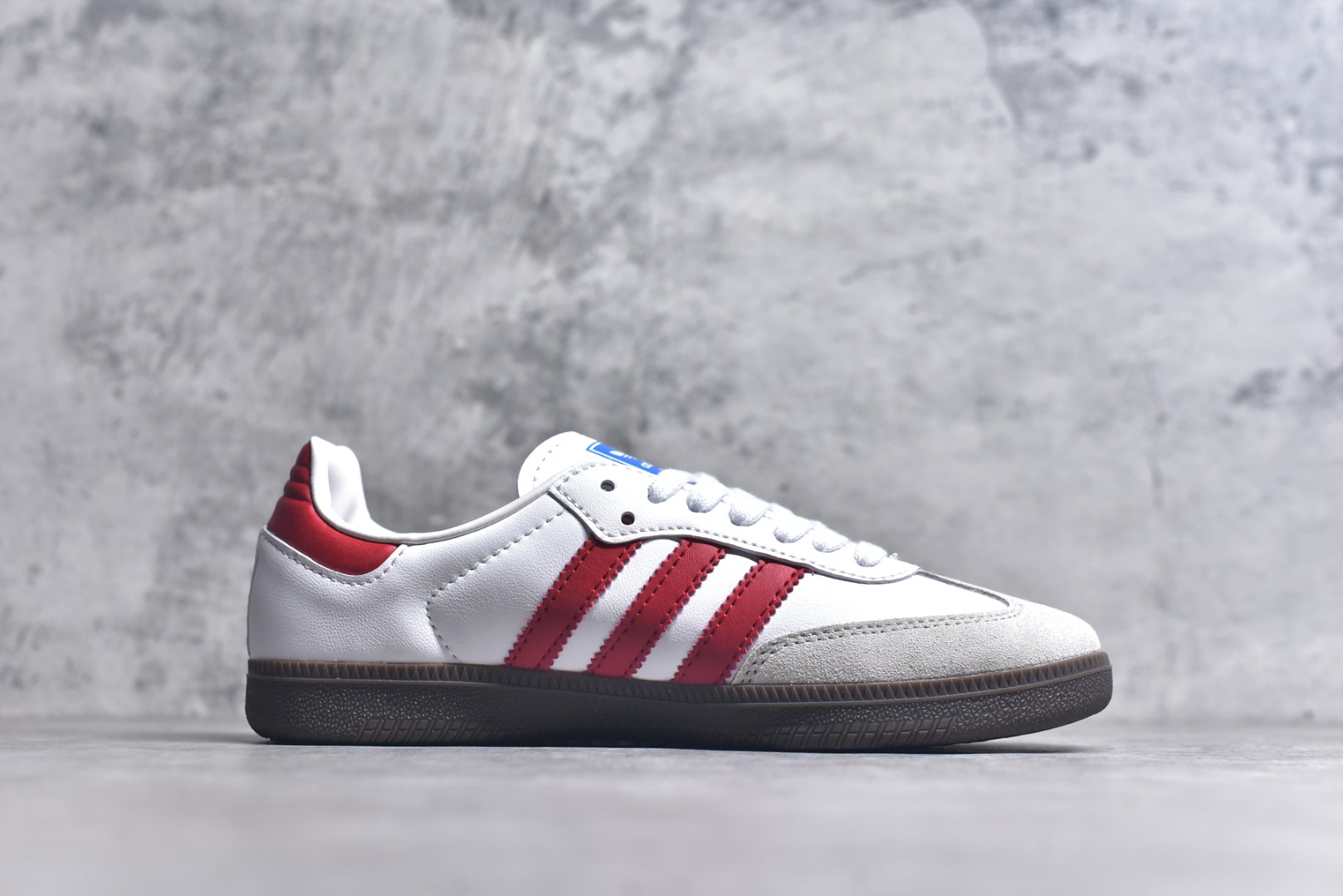图片[3]-#AD Original Gazelle Indoor Trainers 瞪羚室内鞋系列低帮复古百搭休闲运动德训风板鞋 IG1025 高端零售特供批次 原厂定制长毛翻毛皮组合环保纤维革鞋面材质 内置环保海玻璃鞋垫 外置RB橡胶大底 产品品控稳定性领先行业 原厂全套原楦原纸板冲刀磨具开发 原厂皮料加持 原厂港宝加持定型后跟R度完美 将复古进行到底 简约流畅 三十年不变经典 这款Gazelle运动鞋 无论面料、配色、质感或设计 都只在重现其1991年原款的经典 皮革鞋面 撞色三条纹和鞋跟标的设计 力求呈现90年代的经典复古风潮 Samba火热的同时 也带动了其它的复古鞋型 Gazelle便是其中一只 Gazelle Indoor拥有包边更宽的T字型鞋头 更好的保护运动员的前掌 浓浓的复古氛围感 非常适合现在流行的Cleanfit风格 尺码：36-45-选品中心