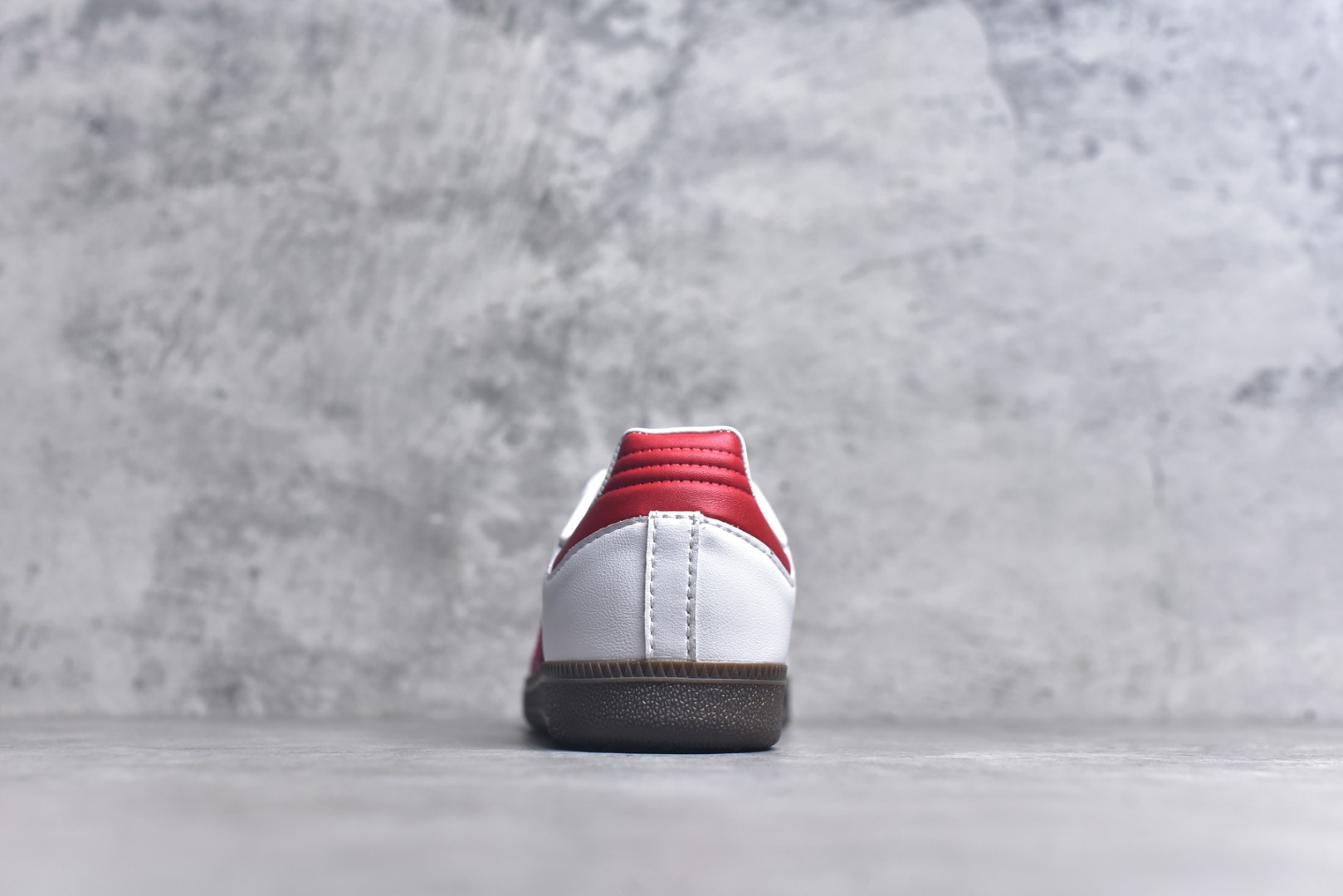 图片[5]-#AD Original Gazelle Indoor Trainers 瞪羚室内鞋系列低帮复古百搭休闲运动德训风板鞋 IG1025 高端零售特供批次 原厂定制长毛翻毛皮组合环保纤维革鞋面材质 内置环保海玻璃鞋垫 外置RB橡胶大底 产品品控稳定性领先行业 原厂全套原楦原纸板冲刀磨具开发 原厂皮料加持 原厂港宝加持定型后跟R度完美 将复古进行到底 简约流畅 三十年不变经典 这款Gazelle运动鞋 无论面料、配色、质感或设计 都只在重现其1991年原款的经典 皮革鞋面 撞色三条纹和鞋跟标的设计 力求呈现90年代的经典复古风潮 Samba火热的同时 也带动了其它的复古鞋型 Gazelle便是其中一只 Gazelle Indoor拥有包边更宽的T字型鞋头 更好的保护运动员的前掌 浓浓的复古氛围感 非常适合现在流行的Cleanfit风格 尺码：36-45-选品中心