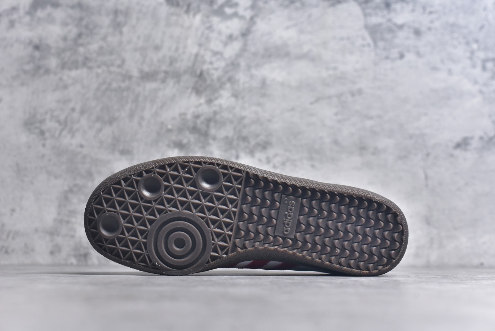 图片[6]-#AD Original Gazelle Indoor Trainers 瞪羚室内鞋系列低帮复古百搭休闲运动德训风板鞋 IG1025 高端零售特供批次 原厂定制长毛翻毛皮组合环保纤维革鞋面材质 内置环保海玻璃鞋垫 外置RB橡胶大底 产品品控稳定性领先行业 原厂全套原楦原纸板冲刀磨具开发 原厂皮料加持 原厂港宝加持定型后跟R度完美 将复古进行到底 简约流畅 三十年不变经典 这款Gazelle运动鞋 无论面料、配色、质感或设计 都只在重现其1991年原款的经典 皮革鞋面 撞色三条纹和鞋跟标的设计 力求呈现90年代的经典复古风潮 Samba火热的同时 也带动了其它的复古鞋型 Gazelle便是其中一只 Gazelle Indoor拥有包边更宽的T字型鞋头 更好的保护运动员的前掌 浓浓的复古氛围感 非常适合现在流行的Cleanfit风格 尺码：36-45-选品中心