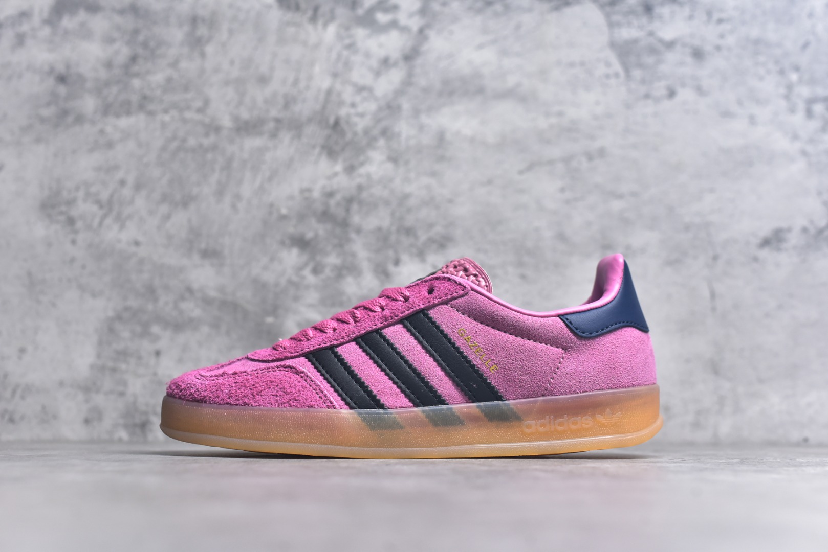 #AD Original Gazelle Indoor Trainers 瞪羚室内鞋系列低帮复古百搭休闲运动德训风板鞋 IE7002 高端零售特供批次 原厂定制长毛翻毛皮组合环保纤维革鞋面材质 内置环保海玻璃鞋垫 外置RB橡胶大底 产品品控稳定性领先行业 原厂全套原楦原纸板冲刀磨具开发 原厂皮料加持 原厂港宝加持定型后跟R度完美 将复古进行到底 简约流畅 三十年不变经典 这款Gazelle运动鞋 无论面料、配色、质感或设计 都只在重现其1991年原款的经典 皮革鞋面 撞色三条纹和鞋跟标的设计 力求呈现90年代的经典复古风潮 Samba火热的同时 也带动了其它的复古鞋型 Gazelle便是其中一只 Gazelle Indoor拥有包边更宽的T字型鞋头 更好的保护运动员的前掌 浓浓的复古氛围感 非常适合现在流行的Cleanfit风格 尺码：36-40-选品中心