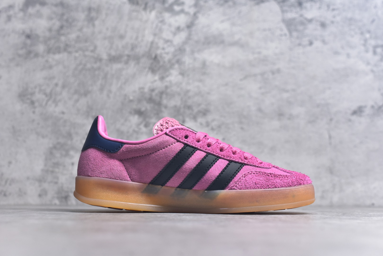 图片[3]-#AD Original Gazelle Indoor Trainers 瞪羚室内鞋系列低帮复古百搭休闲运动德训风板鞋 IE7002 高端零售特供批次 原厂定制长毛翻毛皮组合环保纤维革鞋面材质 内置环保海玻璃鞋垫 外置RB橡胶大底 产品品控稳定性领先行业 原厂全套原楦原纸板冲刀磨具开发 原厂皮料加持 原厂港宝加持定型后跟R度完美 将复古进行到底 简约流畅 三十年不变经典 这款Gazelle运动鞋 无论面料、配色、质感或设计 都只在重现其1991年原款的经典 皮革鞋面 撞色三条纹和鞋跟标的设计 力求呈现90年代的经典复古风潮 Samba火热的同时 也带动了其它的复古鞋型 Gazelle便是其中一只 Gazelle Indoor拥有包边更宽的T字型鞋头 更好的保护运动员的前掌 浓浓的复古氛围感 非常适合现在流行的Cleanfit风格 尺码：36-40-选品中心