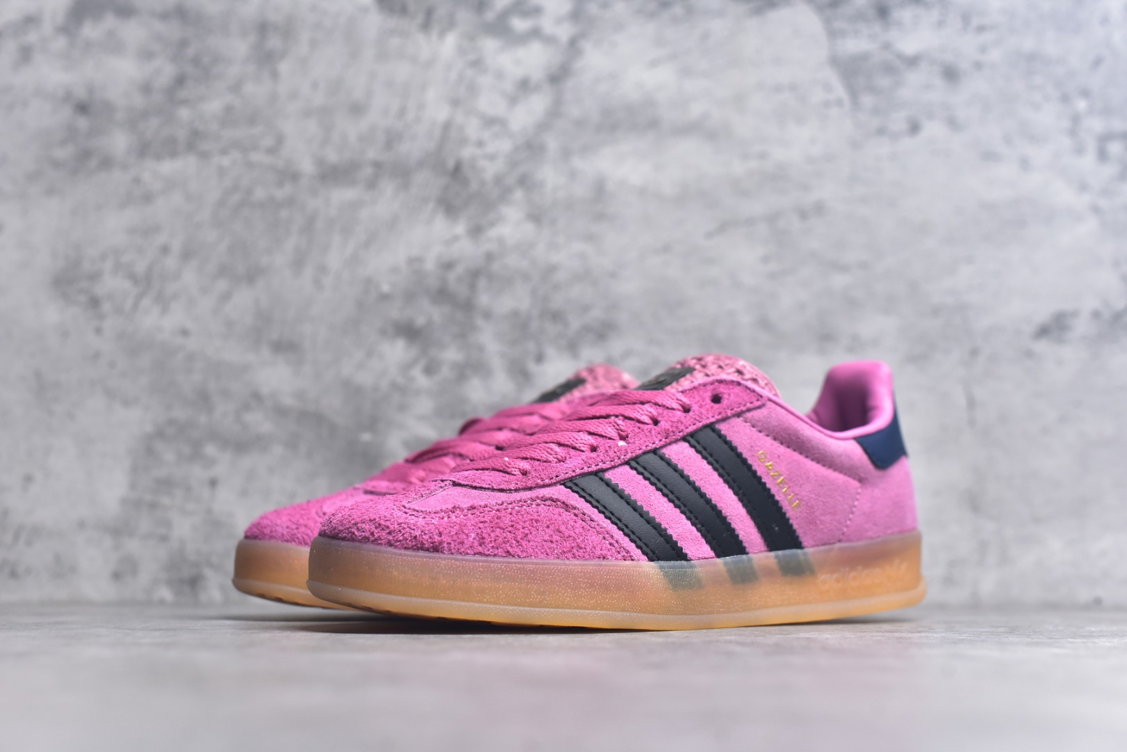图片[2]-#AD Original Gazelle Indoor Trainers 瞪羚室内鞋系列低帮复古百搭休闲运动德训风板鞋 IE7002 高端零售特供批次 原厂定制长毛翻毛皮组合环保纤维革鞋面材质 内置环保海玻璃鞋垫 外置RB橡胶大底 产品品控稳定性领先行业 原厂全套原楦原纸板冲刀磨具开发 原厂皮料加持 原厂港宝加持定型后跟R度完美 将复古进行到底 简约流畅 三十年不变经典 这款Gazelle运动鞋 无论面料、配色、质感或设计 都只在重现其1991年原款的经典 皮革鞋面 撞色三条纹和鞋跟标的设计 力求呈现90年代的经典复古风潮 Samba火热的同时 也带动了其它的复古鞋型 Gazelle便是其中一只 Gazelle Indoor拥有包边更宽的T字型鞋头 更好的保护运动员的前掌 浓浓的复古氛围感 非常适合现在流行的Cleanfit风格 尺码：36-40-选品中心