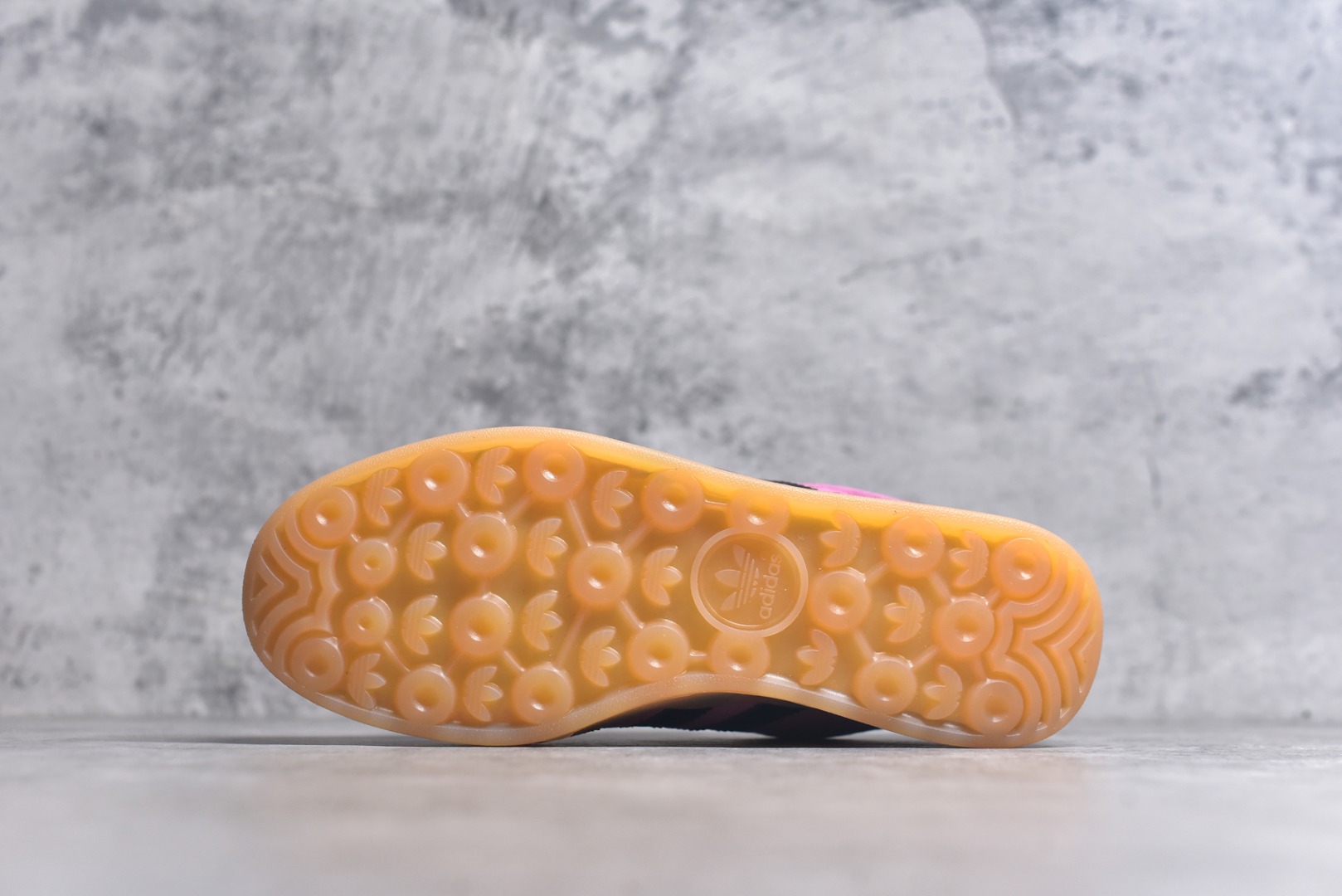 图片[6]-#AD Original Gazelle Indoor Trainers 瞪羚室内鞋系列低帮复古百搭休闲运动德训风板鞋 IE7002 高端零售特供批次 原厂定制长毛翻毛皮组合环保纤维革鞋面材质 内置环保海玻璃鞋垫 外置RB橡胶大底 产品品控稳定性领先行业 原厂全套原楦原纸板冲刀磨具开发 原厂皮料加持 原厂港宝加持定型后跟R度完美 将复古进行到底 简约流畅 三十年不变经典 这款Gazelle运动鞋 无论面料、配色、质感或设计 都只在重现其1991年原款的经典 皮革鞋面 撞色三条纹和鞋跟标的设计 力求呈现90年代的经典复古风潮 Samba火热的同时 也带动了其它的复古鞋型 Gazelle便是其中一只 Gazelle Indoor拥有包边更宽的T字型鞋头 更好的保护运动员的前掌 浓浓的复古氛围感 非常适合现在流行的Cleanfit风格 尺码：36-40-选品中心