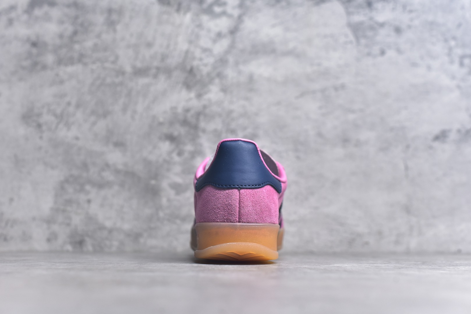 图片[5]-#AD Original Gazelle Indoor Trainers 瞪羚室内鞋系列低帮复古百搭休闲运动德训风板鞋 IE7002 高端零售特供批次 原厂定制长毛翻毛皮组合环保纤维革鞋面材质 内置环保海玻璃鞋垫 外置RB橡胶大底 产品品控稳定性领先行业 原厂全套原楦原纸板冲刀磨具开发 原厂皮料加持 原厂港宝加持定型后跟R度完美 将复古进行到底 简约流畅 三十年不变经典 这款Gazelle运动鞋 无论面料、配色、质感或设计 都只在重现其1991年原款的经典 皮革鞋面 撞色三条纹和鞋跟标的设计 力求呈现90年代的经典复古风潮 Samba火热的同时 也带动了其它的复古鞋型 Gazelle便是其中一只 Gazelle Indoor拥有包边更宽的T字型鞋头 更好的保护运动员的前掌 浓浓的复古氛围感 非常适合现在流行的Cleanfit风格 尺码：36-40-选品中心