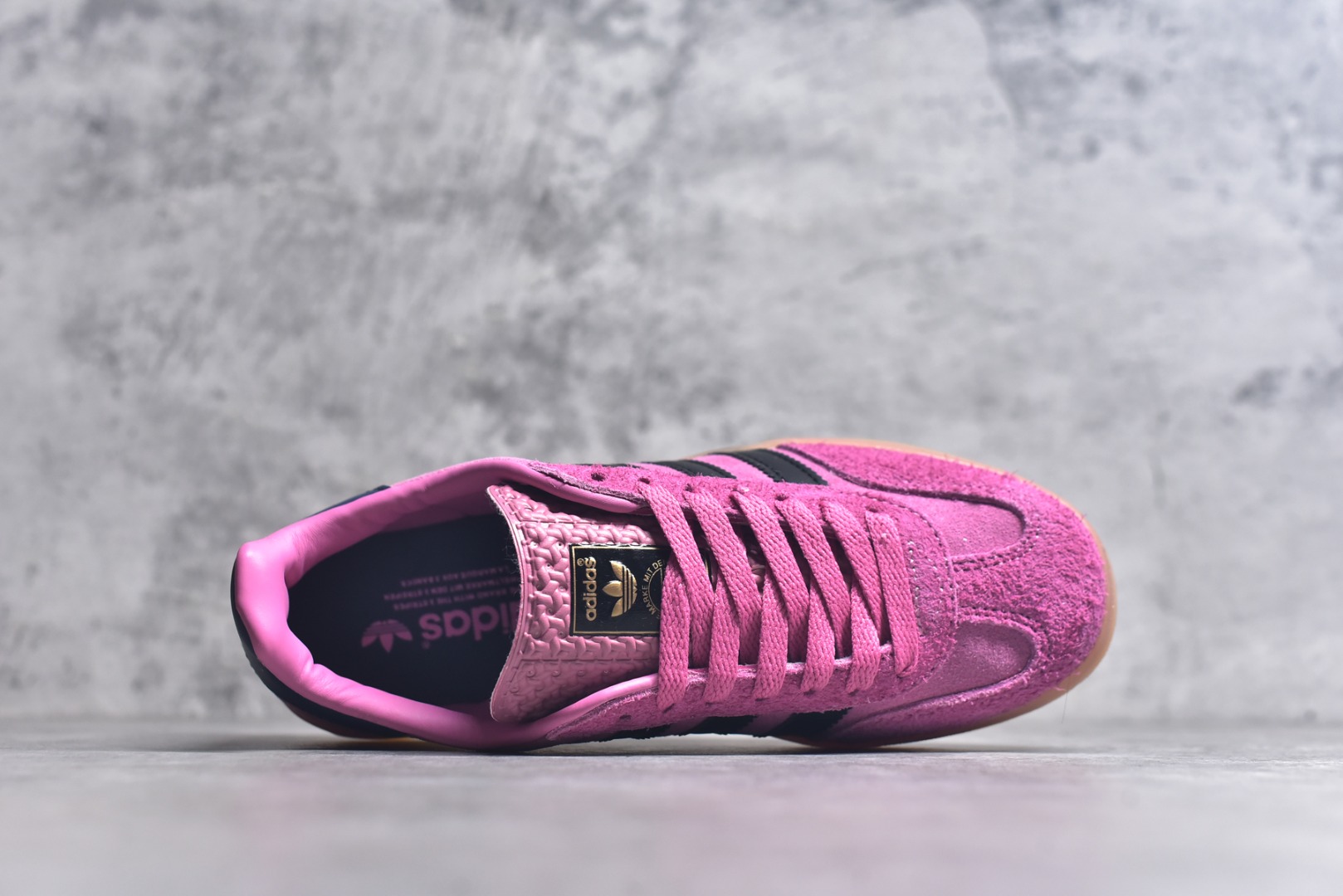 图片[4]-#AD Original Gazelle Indoor Trainers 瞪羚室内鞋系列低帮复古百搭休闲运动德训风板鞋 IE7002 高端零售特供批次 原厂定制长毛翻毛皮组合环保纤维革鞋面材质 内置环保海玻璃鞋垫 外置RB橡胶大底 产品品控稳定性领先行业 原厂全套原楦原纸板冲刀磨具开发 原厂皮料加持 原厂港宝加持定型后跟R度完美 将复古进行到底 简约流畅 三十年不变经典 这款Gazelle运动鞋 无论面料、配色、质感或设计 都只在重现其1991年原款的经典 皮革鞋面 撞色三条纹和鞋跟标的设计 力求呈现90年代的经典复古风潮 Samba火热的同时 也带动了其它的复古鞋型 Gazelle便是其中一只 Gazelle Indoor拥有包边更宽的T字型鞋头 更好的保护运动员的前掌 浓浓的复古氛围感 非常适合现在流行的Cleanfit风格 尺码：36-40-选品中心