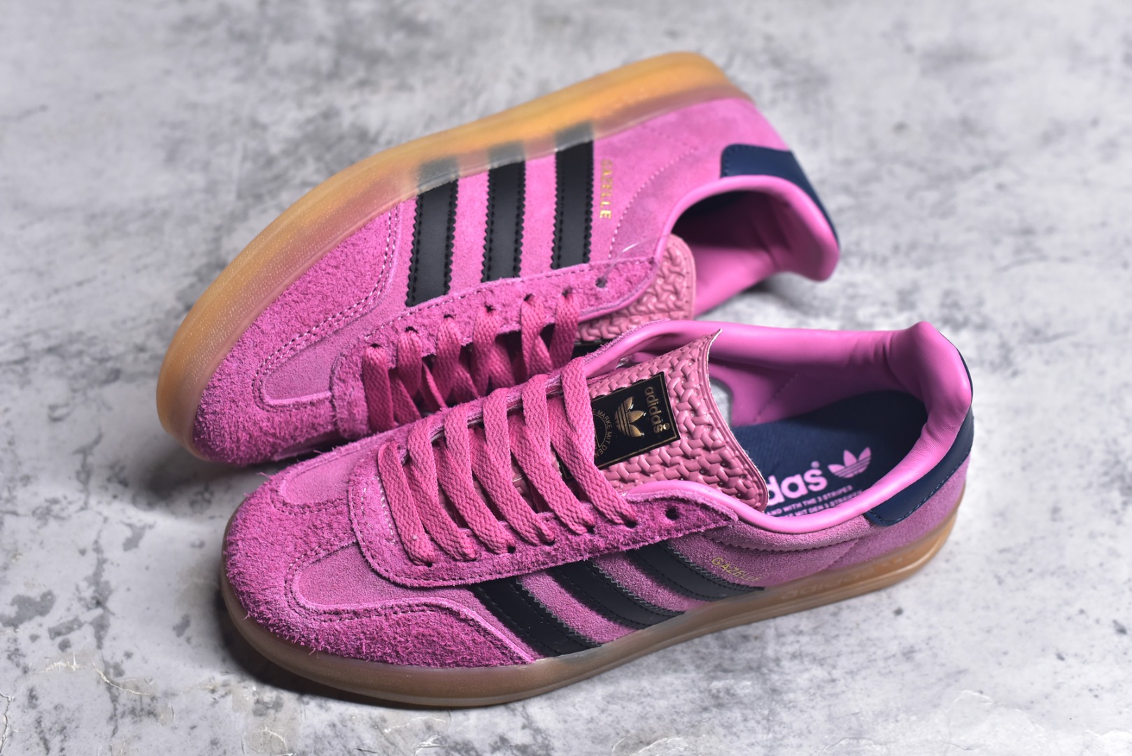 图片[7]-#AD Original Gazelle Indoor Trainers 瞪羚室内鞋系列低帮复古百搭休闲运动德训风板鞋 IE7002 高端零售特供批次 原厂定制长毛翻毛皮组合环保纤维革鞋面材质 内置环保海玻璃鞋垫 外置RB橡胶大底 产品品控稳定性领先行业 原厂全套原楦原纸板冲刀磨具开发 原厂皮料加持 原厂港宝加持定型后跟R度完美 将复古进行到底 简约流畅 三十年不变经典 这款Gazelle运动鞋 无论面料、配色、质感或设计 都只在重现其1991年原款的经典 皮革鞋面 撞色三条纹和鞋跟标的设计 力求呈现90年代的经典复古风潮 Samba火热的同时 也带动了其它的复古鞋型 Gazelle便是其中一只 Gazelle Indoor拥有包边更宽的T字型鞋头 更好的保护运动员的前掌 浓浓的复古氛围感 非常适合现在流行的Cleanfit风格 尺码：36-40-选品中心