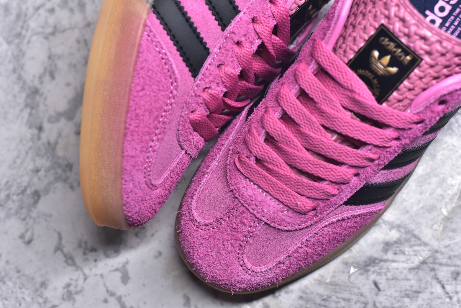 图片[8]-#AD Original Gazelle Indoor Trainers 瞪羚室内鞋系列低帮复古百搭休闲运动德训风板鞋 IE7002 高端零售特供批次 原厂定制长毛翻毛皮组合环保纤维革鞋面材质 内置环保海玻璃鞋垫 外置RB橡胶大底 产品品控稳定性领先行业 原厂全套原楦原纸板冲刀磨具开发 原厂皮料加持 原厂港宝加持定型后跟R度完美 将复古进行到底 简约流畅 三十年不变经典 这款Gazelle运动鞋 无论面料、配色、质感或设计 都只在重现其1991年原款的经典 皮革鞋面 撞色三条纹和鞋跟标的设计 力求呈现90年代的经典复古风潮 Samba火热的同时 也带动了其它的复古鞋型 Gazelle便是其中一只 Gazelle Indoor拥有包边更宽的T字型鞋头 更好的保护运动员的前掌 浓浓的复古氛围感 非常适合现在流行的Cleanfit风格 尺码：36-40-选品中心