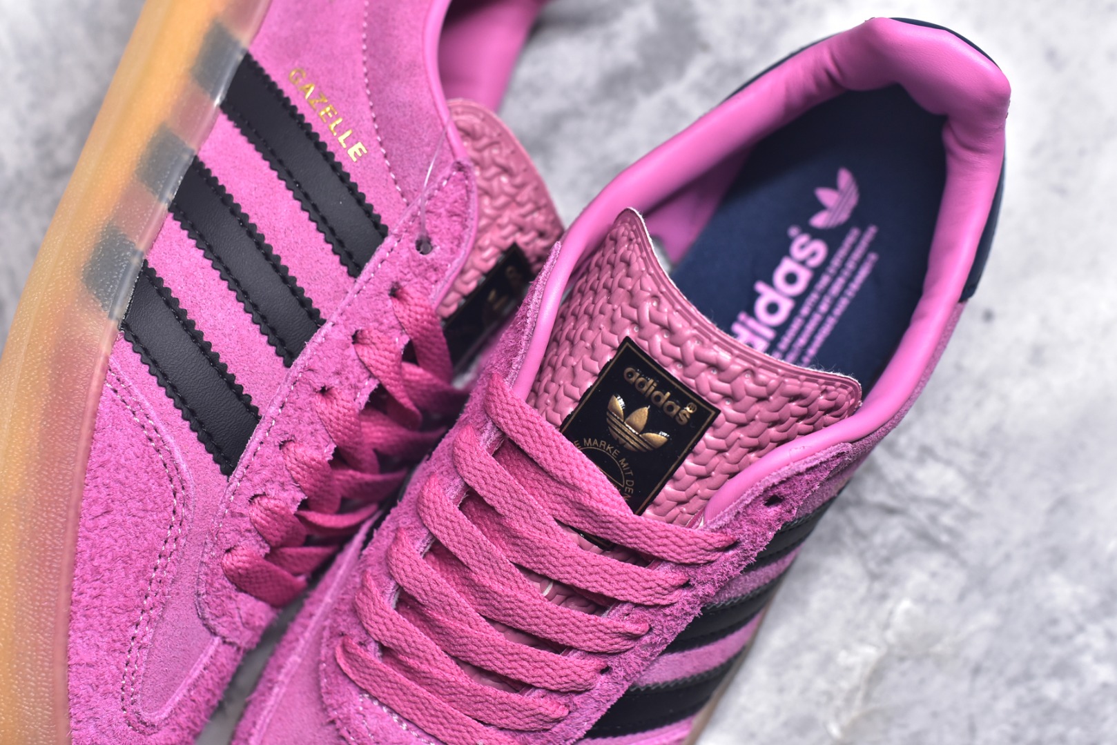 图片[9]-#AD Original Gazelle Indoor Trainers 瞪羚室内鞋系列低帮复古百搭休闲运动德训风板鞋 IE7002 高端零售特供批次 原厂定制长毛翻毛皮组合环保纤维革鞋面材质 内置环保海玻璃鞋垫 外置RB橡胶大底 产品品控稳定性领先行业 原厂全套原楦原纸板冲刀磨具开发 原厂皮料加持 原厂港宝加持定型后跟R度完美 将复古进行到底 简约流畅 三十年不变经典 这款Gazelle运动鞋 无论面料、配色、质感或设计 都只在重现其1991年原款的经典 皮革鞋面 撞色三条纹和鞋跟标的设计 力求呈现90年代的经典复古风潮 Samba火热的同时 也带动了其它的复古鞋型 Gazelle便是其中一只 Gazelle Indoor拥有包边更宽的T字型鞋头 更好的保护运动员的前掌 浓浓的复古氛围感 非常适合现在流行的Cleanfit风格 尺码：36-40-选品中心