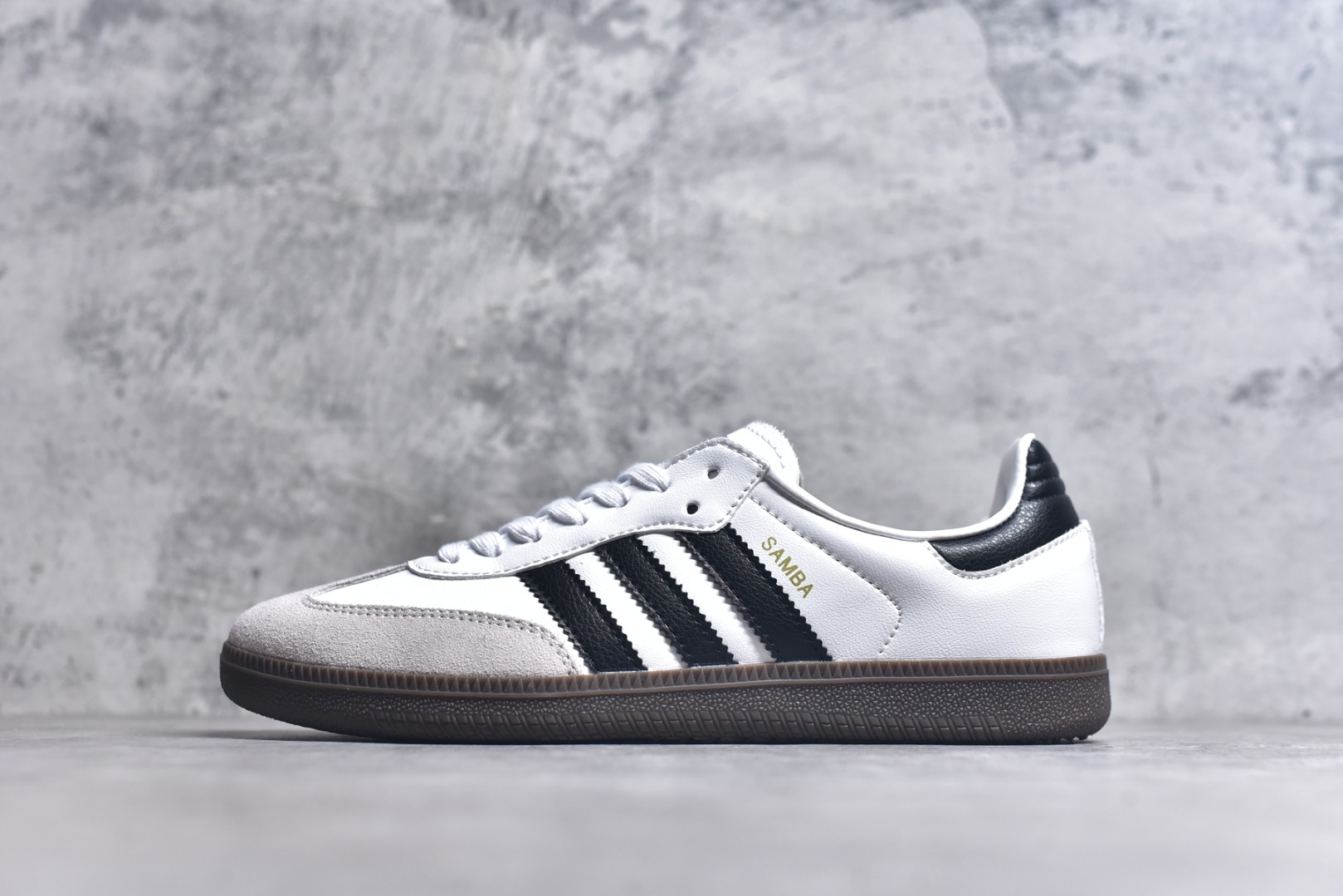 #AD Original Gazelle Indoor Trainers 瞪羚室内鞋系列低帮复古百搭休闲运动德训风板鞋B75806 高端零售特供批次 原厂定制长毛翻毛皮组合环保纤维革鞋面材质 内置环保海玻璃鞋垫 外置RB橡胶大底 产品品控稳定性领先行业 原厂全套原楦原纸板冲刀磨具开发 原厂皮料加持 原厂港宝加持定型后跟R度完美 将复古进行到底 简约流畅 三十年不变经典 这款Gazelle运动鞋 无论面料、配色、质感或设计 都只在重现其1991年原款的经典 皮革鞋面 撞色三条纹和鞋跟标的设计 力求呈现90年代的经典复古风潮 Samba火热的同时 也带动了其它的复古鞋型 Gazelle便是其中一只 Gazelle Indoor拥有包边更宽的T字型鞋头 更好的保护运动员的前掌 浓浓的复古氛围感 非常适合现在流行的Cleanfit风格 尺码：36-45-选品中心