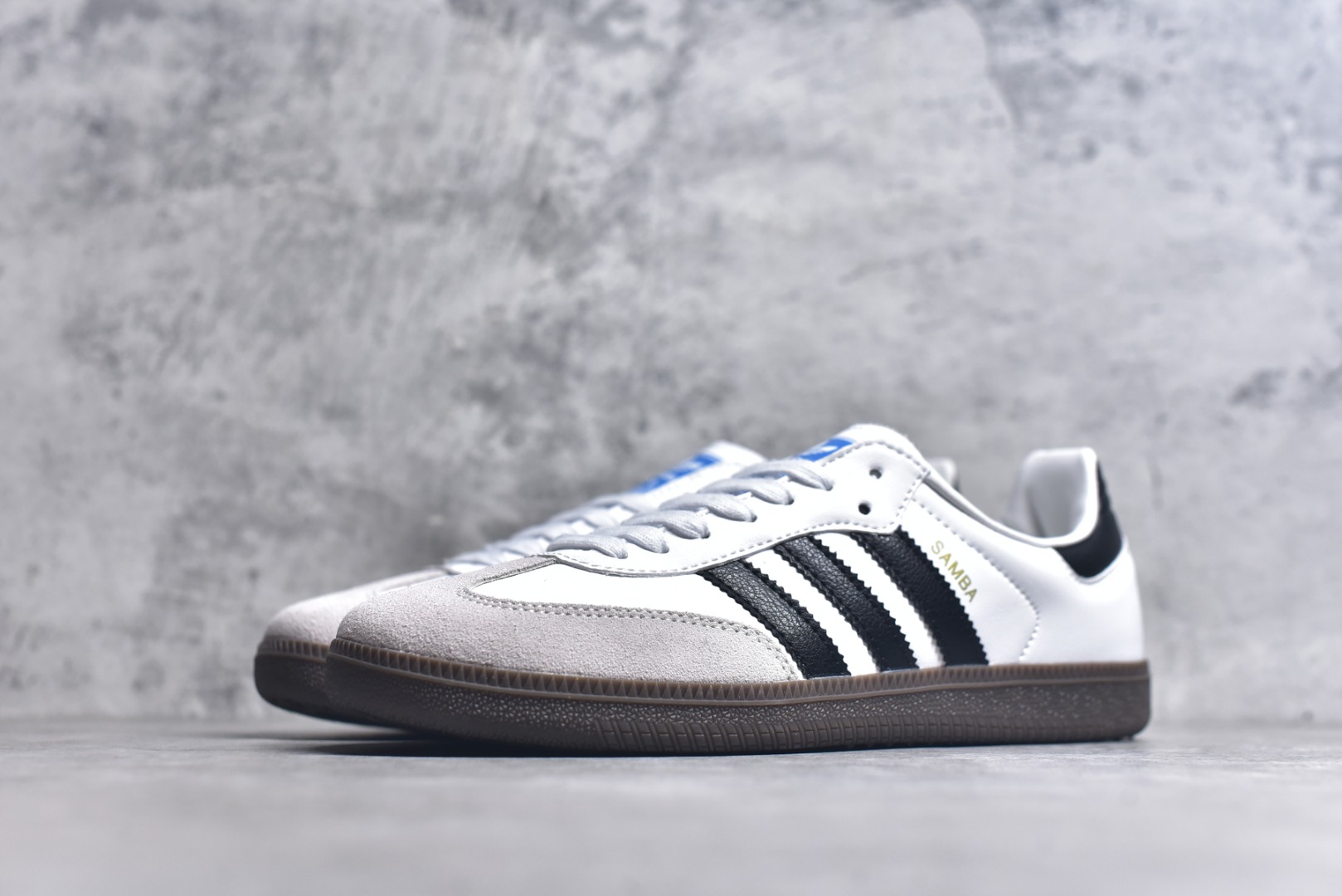图片[2]-#AD Original Gazelle Indoor Trainers 瞪羚室内鞋系列低帮复古百搭休闲运动德训风板鞋B75806 高端零售特供批次 原厂定制长毛翻毛皮组合环保纤维革鞋面材质 内置环保海玻璃鞋垫 外置RB橡胶大底 产品品控稳定性领先行业 原厂全套原楦原纸板冲刀磨具开发 原厂皮料加持 原厂港宝加持定型后跟R度完美 将复古进行到底 简约流畅 三十年不变经典 这款Gazelle运动鞋 无论面料、配色、质感或设计 都只在重现其1991年原款的经典 皮革鞋面 撞色三条纹和鞋跟标的设计 力求呈现90年代的经典复古风潮 Samba火热的同时 也带动了其它的复古鞋型 Gazelle便是其中一只 Gazelle Indoor拥有包边更宽的T字型鞋头 更好的保护运动员的前掌 浓浓的复古氛围感 非常适合现在流行的Cleanfit风格 尺码：36-45-选品中心