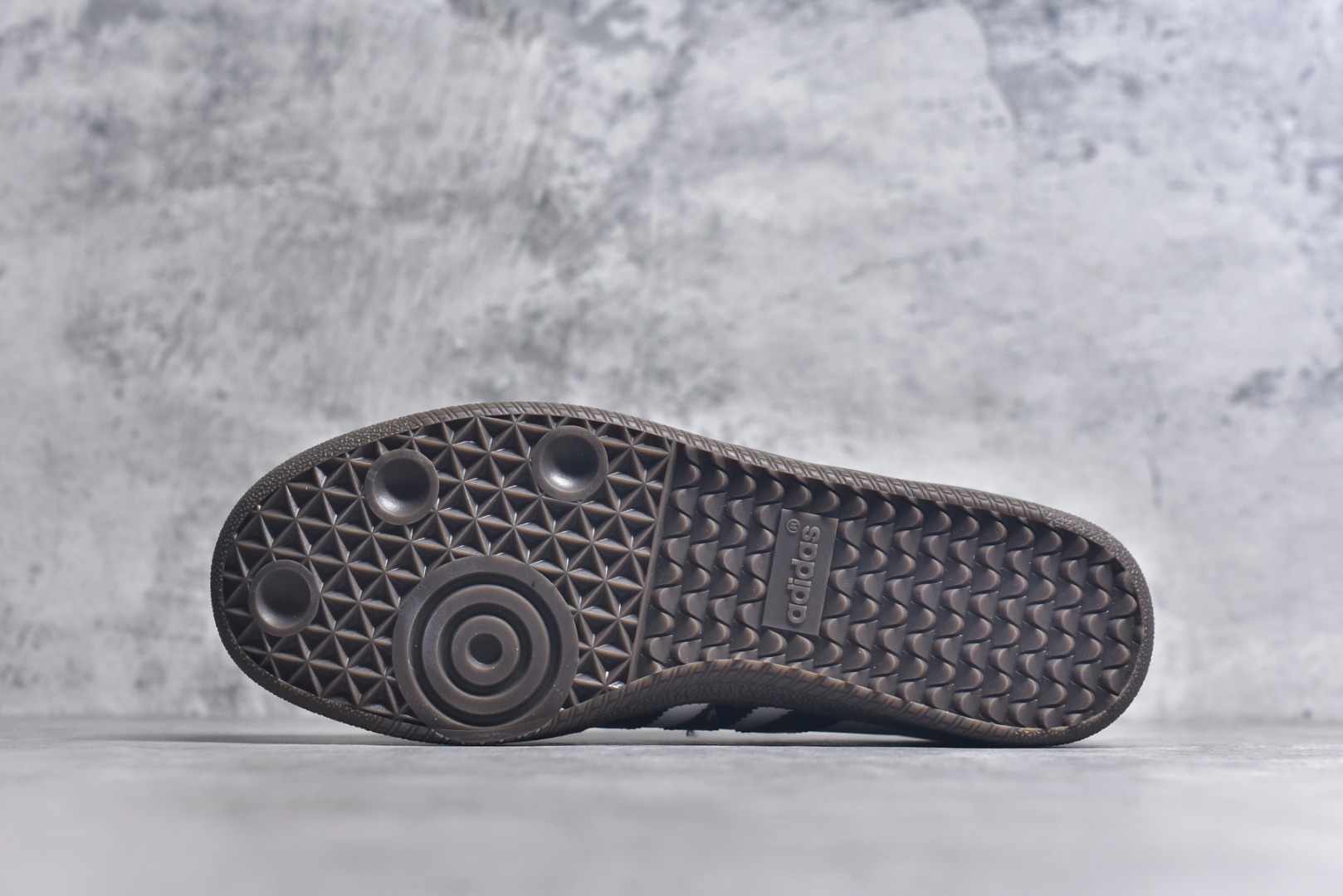 图片[6]-#AD Original Gazelle Indoor Trainers 瞪羚室内鞋系列低帮复古百搭休闲运动德训风板鞋B75806 高端零售特供批次 原厂定制长毛翻毛皮组合环保纤维革鞋面材质 内置环保海玻璃鞋垫 外置RB橡胶大底 产品品控稳定性领先行业 原厂全套原楦原纸板冲刀磨具开发 原厂皮料加持 原厂港宝加持定型后跟R度完美 将复古进行到底 简约流畅 三十年不变经典 这款Gazelle运动鞋 无论面料、配色、质感或设计 都只在重现其1991年原款的经典 皮革鞋面 撞色三条纹和鞋跟标的设计 力求呈现90年代的经典复古风潮 Samba火热的同时 也带动了其它的复古鞋型 Gazelle便是其中一只 Gazelle Indoor拥有包边更宽的T字型鞋头 更好的保护运动员的前掌 浓浓的复古氛围感 非常适合现在流行的Cleanfit风格 尺码：36-45-选品中心