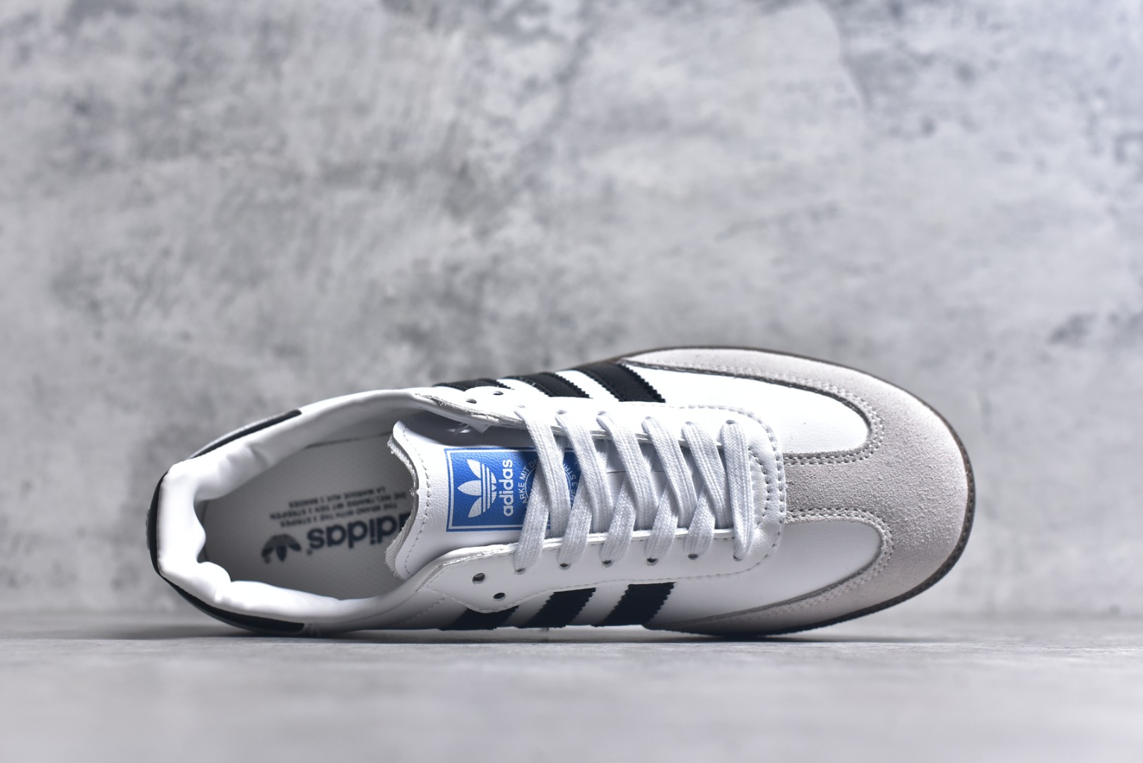 图片[4]-#AD Original Gazelle Indoor Trainers 瞪羚室内鞋系列低帮复古百搭休闲运动德训风板鞋B75806 高端零售特供批次 原厂定制长毛翻毛皮组合环保纤维革鞋面材质 内置环保海玻璃鞋垫 外置RB橡胶大底 产品品控稳定性领先行业 原厂全套原楦原纸板冲刀磨具开发 原厂皮料加持 原厂港宝加持定型后跟R度完美 将复古进行到底 简约流畅 三十年不变经典 这款Gazelle运动鞋 无论面料、配色、质感或设计 都只在重现其1991年原款的经典 皮革鞋面 撞色三条纹和鞋跟标的设计 力求呈现90年代的经典复古风潮 Samba火热的同时 也带动了其它的复古鞋型 Gazelle便是其中一只 Gazelle Indoor拥有包边更宽的T字型鞋头 更好的保护运动员的前掌 浓浓的复古氛围感 非常适合现在流行的Cleanfit风格 尺码：36-45-选品中心
