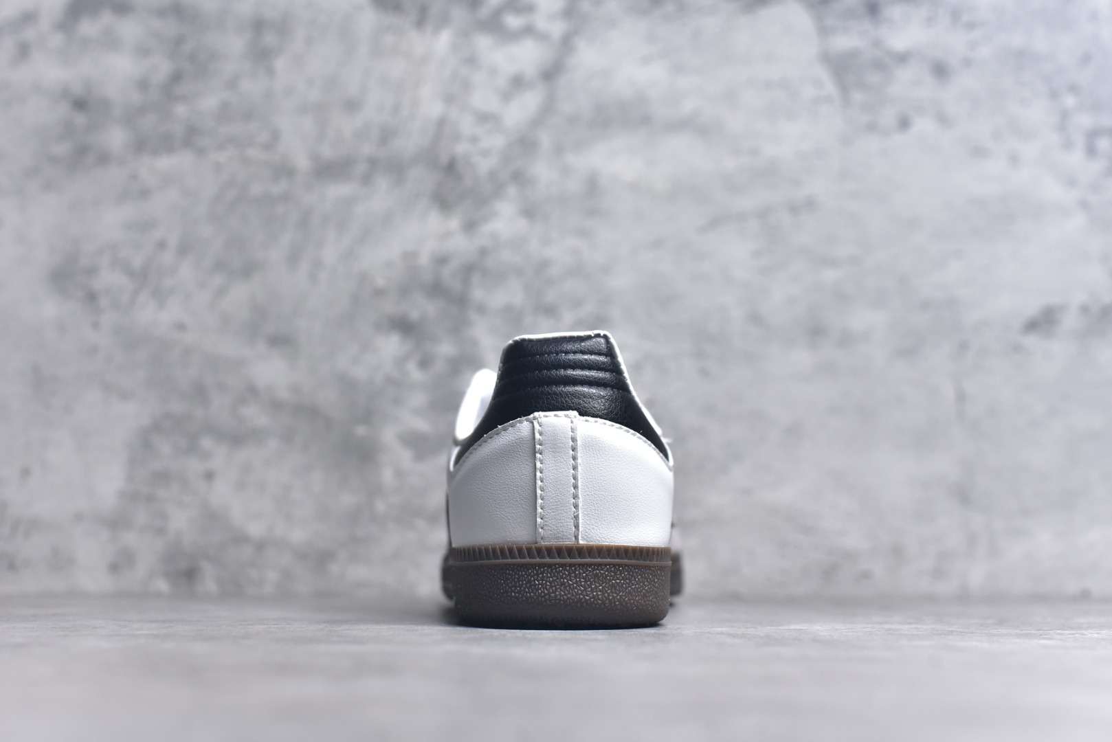图片[5]-#AD Original Gazelle Indoor Trainers 瞪羚室内鞋系列低帮复古百搭休闲运动德训风板鞋B75806 高端零售特供批次 原厂定制长毛翻毛皮组合环保纤维革鞋面材质 内置环保海玻璃鞋垫 外置RB橡胶大底 产品品控稳定性领先行业 原厂全套原楦原纸板冲刀磨具开发 原厂皮料加持 原厂港宝加持定型后跟R度完美 将复古进行到底 简约流畅 三十年不变经典 这款Gazelle运动鞋 无论面料、配色、质感或设计 都只在重现其1991年原款的经典 皮革鞋面 撞色三条纹和鞋跟标的设计 力求呈现90年代的经典复古风潮 Samba火热的同时 也带动了其它的复古鞋型 Gazelle便是其中一只 Gazelle Indoor拥有包边更宽的T字型鞋头 更好的保护运动员的前掌 浓浓的复古氛围感 非常适合现在流行的Cleanfit风格 尺码：36-45-选品中心