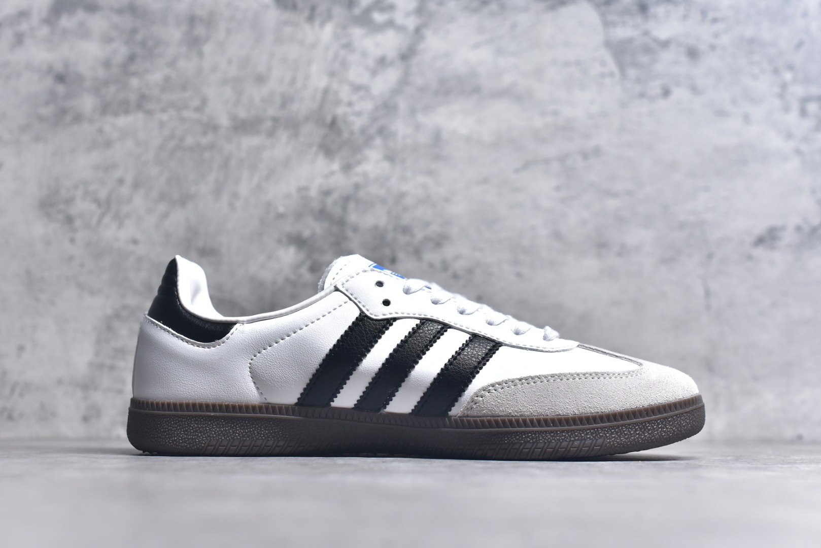 图片[3]-#AD Original Gazelle Indoor Trainers 瞪羚室内鞋系列低帮复古百搭休闲运动德训风板鞋B75806 高端零售特供批次 原厂定制长毛翻毛皮组合环保纤维革鞋面材质 内置环保海玻璃鞋垫 外置RB橡胶大底 产品品控稳定性领先行业 原厂全套原楦原纸板冲刀磨具开发 原厂皮料加持 原厂港宝加持定型后跟R度完美 将复古进行到底 简约流畅 三十年不变经典 这款Gazelle运动鞋 无论面料、配色、质感或设计 都只在重现其1991年原款的经典 皮革鞋面 撞色三条纹和鞋跟标的设计 力求呈现90年代的经典复古风潮 Samba火热的同时 也带动了其它的复古鞋型 Gazelle便是其中一只 Gazelle Indoor拥有包边更宽的T字型鞋头 更好的保护运动员的前掌 浓浓的复古氛围感 非常适合现在流行的Cleanfit风格 尺码：36-45-选品中心