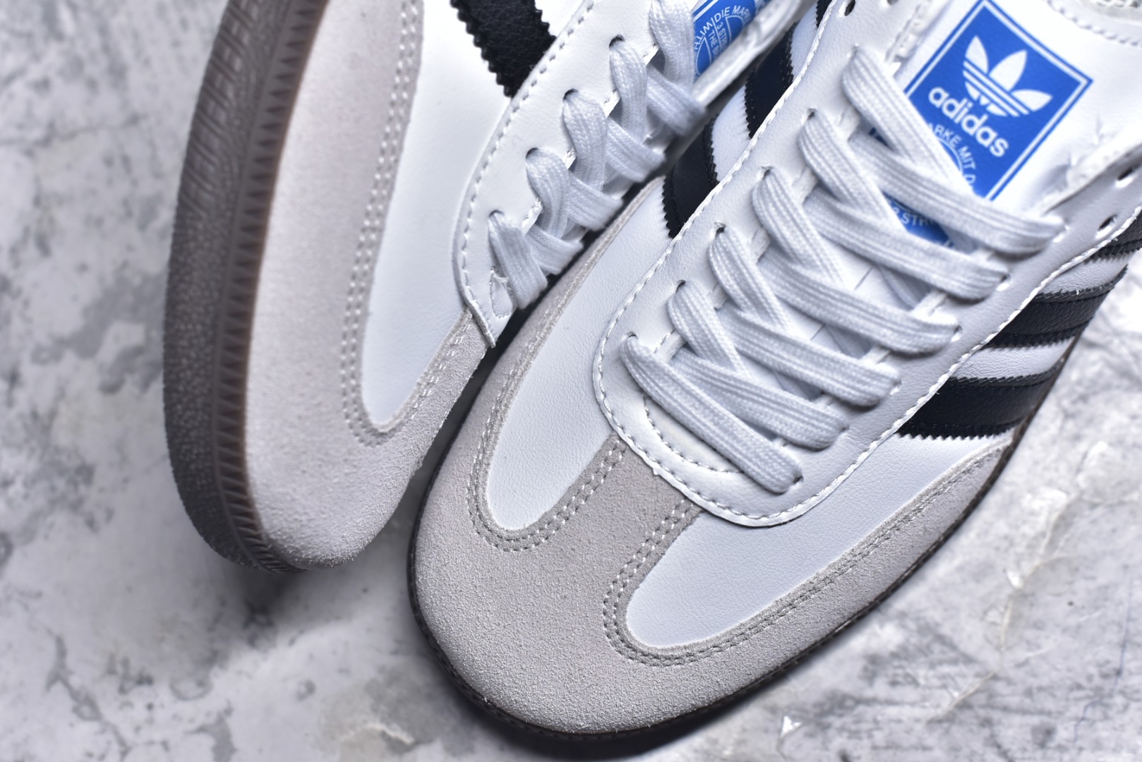 图片[8]-#AD Original Gazelle Indoor Trainers 瞪羚室内鞋系列低帮复古百搭休闲运动德训风板鞋B75806 高端零售特供批次 原厂定制长毛翻毛皮组合环保纤维革鞋面材质 内置环保海玻璃鞋垫 外置RB橡胶大底 产品品控稳定性领先行业 原厂全套原楦原纸板冲刀磨具开发 原厂皮料加持 原厂港宝加持定型后跟R度完美 将复古进行到底 简约流畅 三十年不变经典 这款Gazelle运动鞋 无论面料、配色、质感或设计 都只在重现其1991年原款的经典 皮革鞋面 撞色三条纹和鞋跟标的设计 力求呈现90年代的经典复古风潮 Samba火热的同时 也带动了其它的复古鞋型 Gazelle便是其中一只 Gazelle Indoor拥有包边更宽的T字型鞋头 更好的保护运动员的前掌 浓浓的复古氛围感 非常适合现在流行的Cleanfit风格 尺码：36-45-选品中心