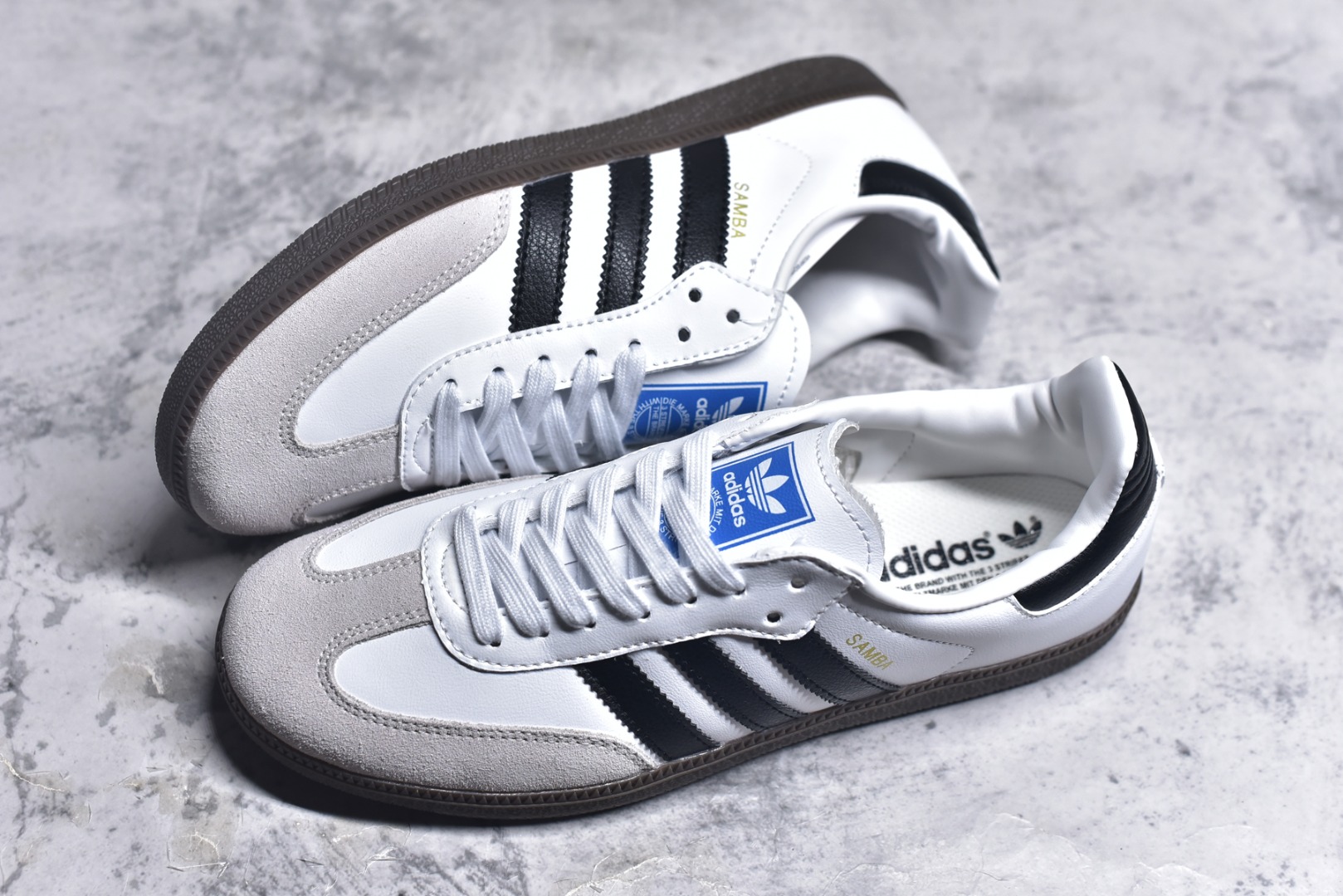图片[7]-#AD Original Gazelle Indoor Trainers 瞪羚室内鞋系列低帮复古百搭休闲运动德训风板鞋B75806 高端零售特供批次 原厂定制长毛翻毛皮组合环保纤维革鞋面材质 内置环保海玻璃鞋垫 外置RB橡胶大底 产品品控稳定性领先行业 原厂全套原楦原纸板冲刀磨具开发 原厂皮料加持 原厂港宝加持定型后跟R度完美 将复古进行到底 简约流畅 三十年不变经典 这款Gazelle运动鞋 无论面料、配色、质感或设计 都只在重现其1991年原款的经典 皮革鞋面 撞色三条纹和鞋跟标的设计 力求呈现90年代的经典复古风潮 Samba火热的同时 也带动了其它的复古鞋型 Gazelle便是其中一只 Gazelle Indoor拥有包边更宽的T字型鞋头 更好的保护运动员的前掌 浓浓的复古氛围感 非常适合现在流行的Cleanfit风格 尺码：36-45-选品中心