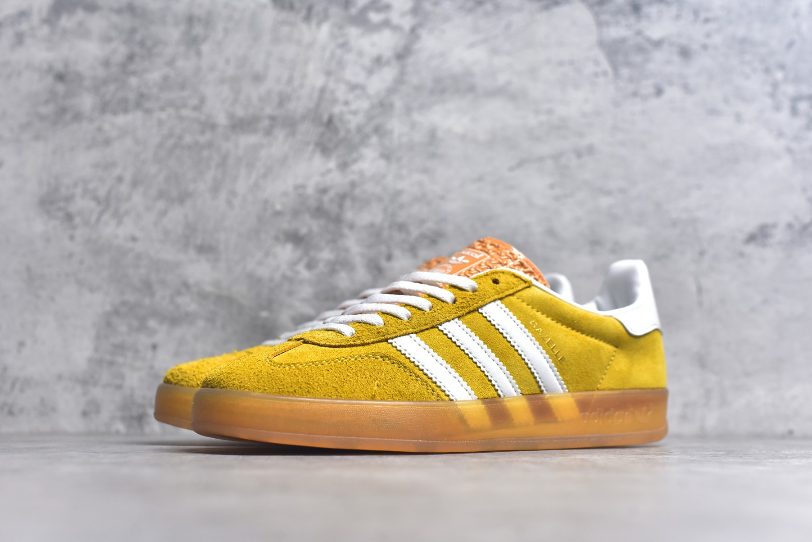 图片[2]-#AD Original Gazelle Indoor Trainers 瞪羚室内鞋系列低帮复古百搭休闲运动德训风板鞋 HQ8716 高端零售特供批次 原厂定制长毛翻毛皮组合环保纤维革鞋面材质 内置环保海玻璃鞋垫 外置RB橡胶大底 产品品控稳定性领先行业 原厂全套原楦原纸板冲刀磨具开发 原厂皮料加持 原厂港宝加持定型后跟R度完美 将复古进行到底 简约流畅 三十年不变经典 这款Gazelle运动鞋 无论面料、配色、质感或设计 都只在重现其1991年原款的经典 皮革鞋面 撞色三条纹和鞋跟标的设计 力求呈现90年代的经典复古风潮 Samba火热的同时 也带动了其它的复古鞋型 Gazelle便是其中一只 Gazelle Indoor拥有包边更宽的T字型鞋头 更好的保护运动员的前掌 浓浓的复古氛围感 非常适合现在流行的Cleanfit风格 尺码：36-44-选品中心
