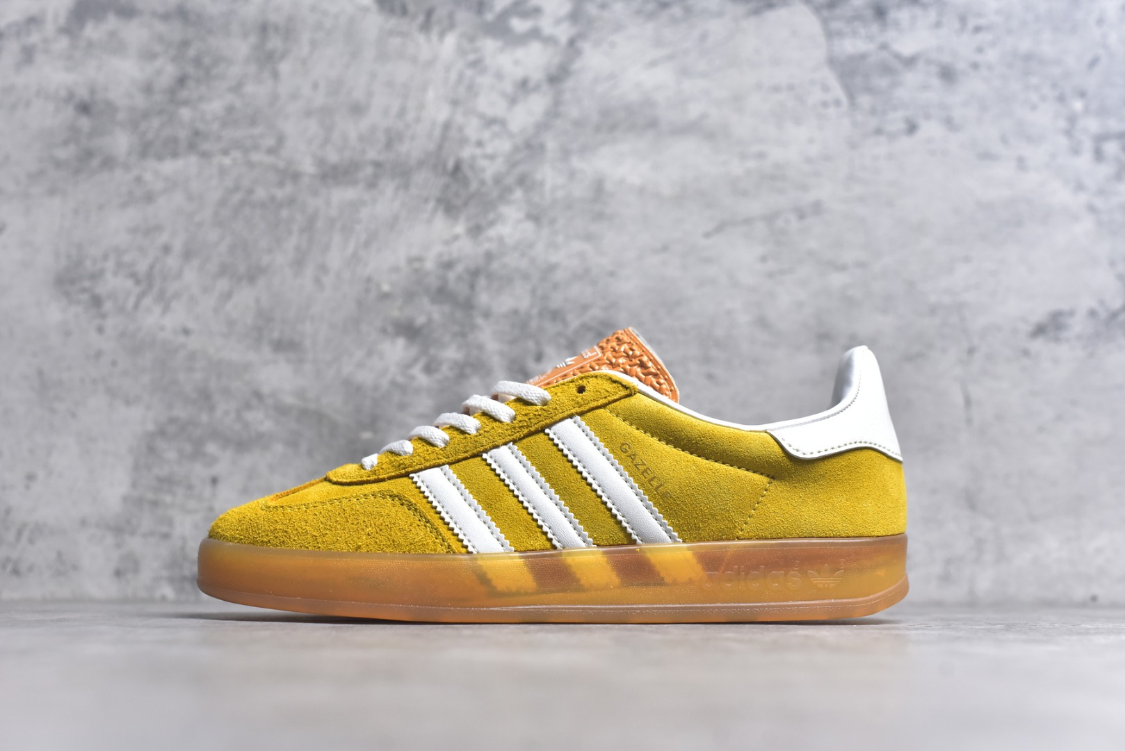 #AD Original Gazelle Indoor Trainers 瞪羚室内鞋系列低帮复古百搭休闲运动德训风板鞋 HQ8716 高端零售特供批次 原厂定制长毛翻毛皮组合环保纤维革鞋面材质 内置环保海玻璃鞋垫 外置RB橡胶大底 产品品控稳定性领先行业 原厂全套原楦原纸板冲刀磨具开发 原厂皮料加持 原厂港宝加持定型后跟R度完美 将复古进行到底 简约流畅 三十年不变经典 这款Gazelle运动鞋 无论面料、配色、质感或设计 都只在重现其1991年原款的经典 皮革鞋面 撞色三条纹和鞋跟标的设计 力求呈现90年代的经典复古风潮 Samba火热的同时 也带动了其它的复古鞋型 Gazelle便是其中一只 Gazelle Indoor拥有包边更宽的T字型鞋头 更好的保护运动员的前掌 浓浓的复古氛围感 非常适合现在流行的Cleanfit风格 尺码：36-44-选品中心