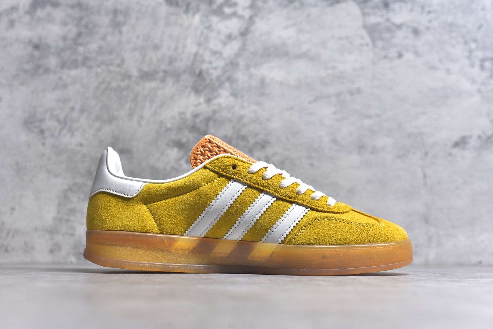 图片[3]-#AD Original Gazelle Indoor Trainers 瞪羚室内鞋系列低帮复古百搭休闲运动德训风板鞋 HQ8716 高端零售特供批次 原厂定制长毛翻毛皮组合环保纤维革鞋面材质 内置环保海玻璃鞋垫 外置RB橡胶大底 产品品控稳定性领先行业 原厂全套原楦原纸板冲刀磨具开发 原厂皮料加持 原厂港宝加持定型后跟R度完美 将复古进行到底 简约流畅 三十年不变经典 这款Gazelle运动鞋 无论面料、配色、质感或设计 都只在重现其1991年原款的经典 皮革鞋面 撞色三条纹和鞋跟标的设计 力求呈现90年代的经典复古风潮 Samba火热的同时 也带动了其它的复古鞋型 Gazelle便是其中一只 Gazelle Indoor拥有包边更宽的T字型鞋头 更好的保护运动员的前掌 浓浓的复古氛围感 非常适合现在流行的Cleanfit风格 尺码：36-44-选品中心